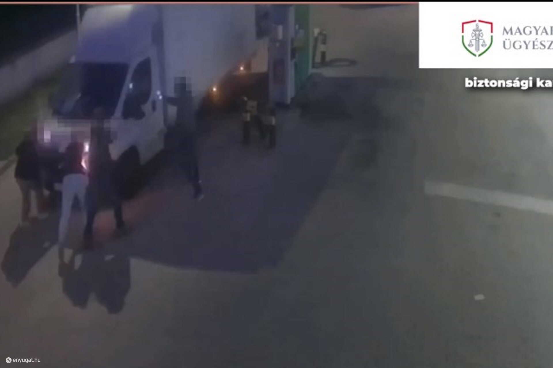 Megpróbált elhajtani akkor is, amikor a sértettek a kocsija elé álltak.