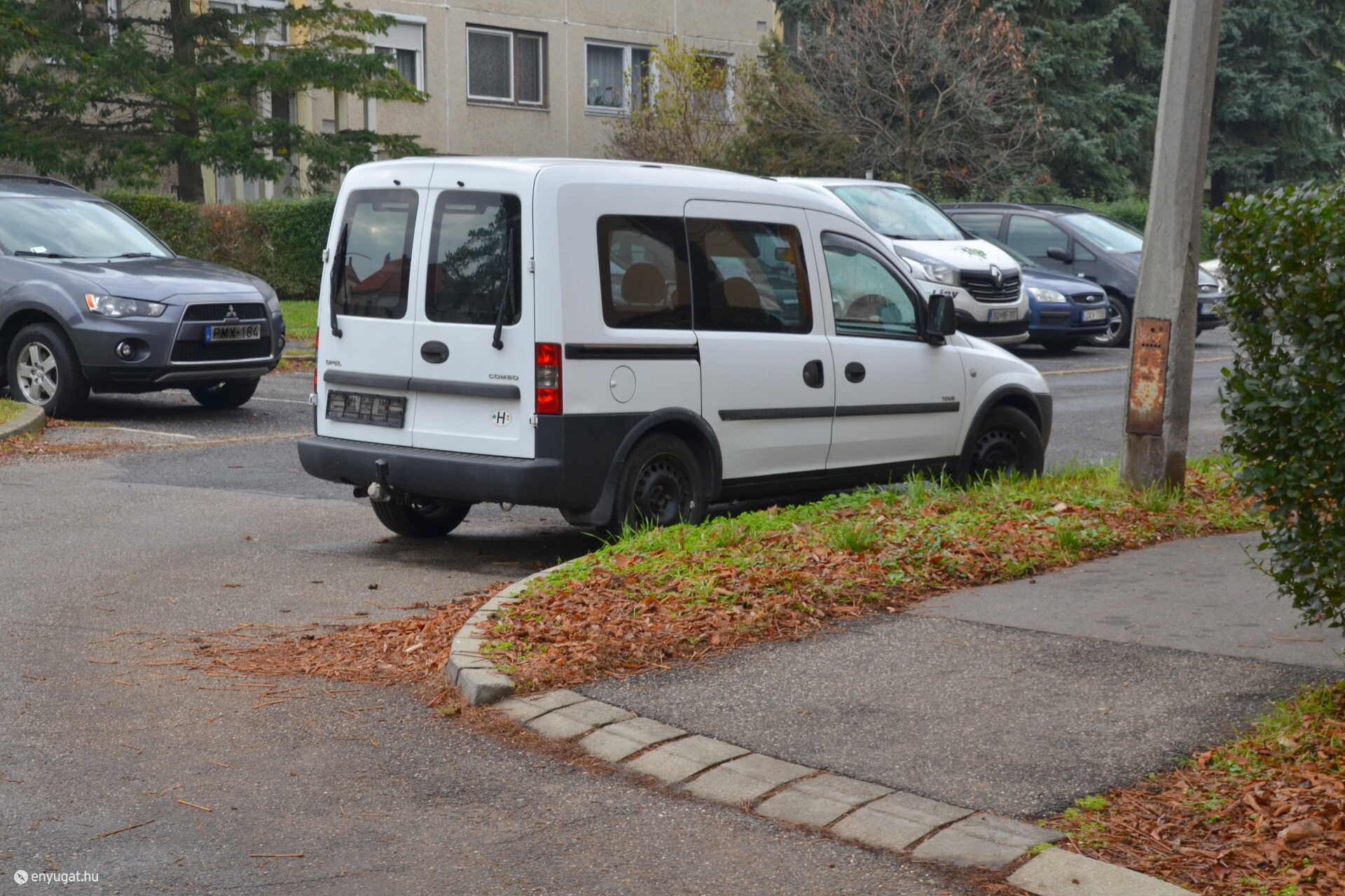 A környéken lakók szerint már régóta áll magára hagyatva az autó.
