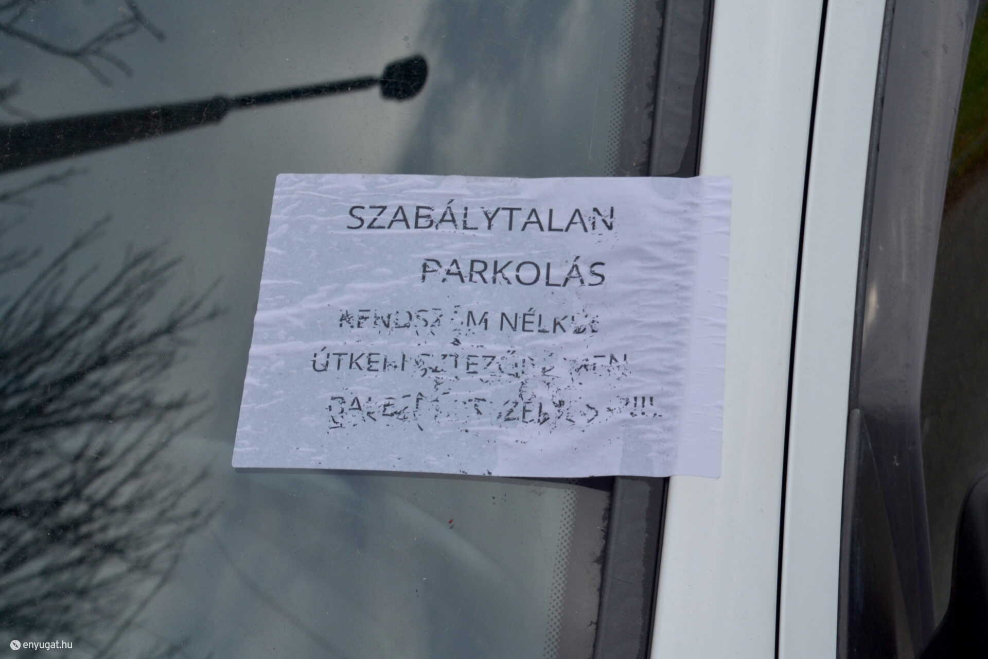 Valaki már figyelmeztette a tulajdonost, de hiába.