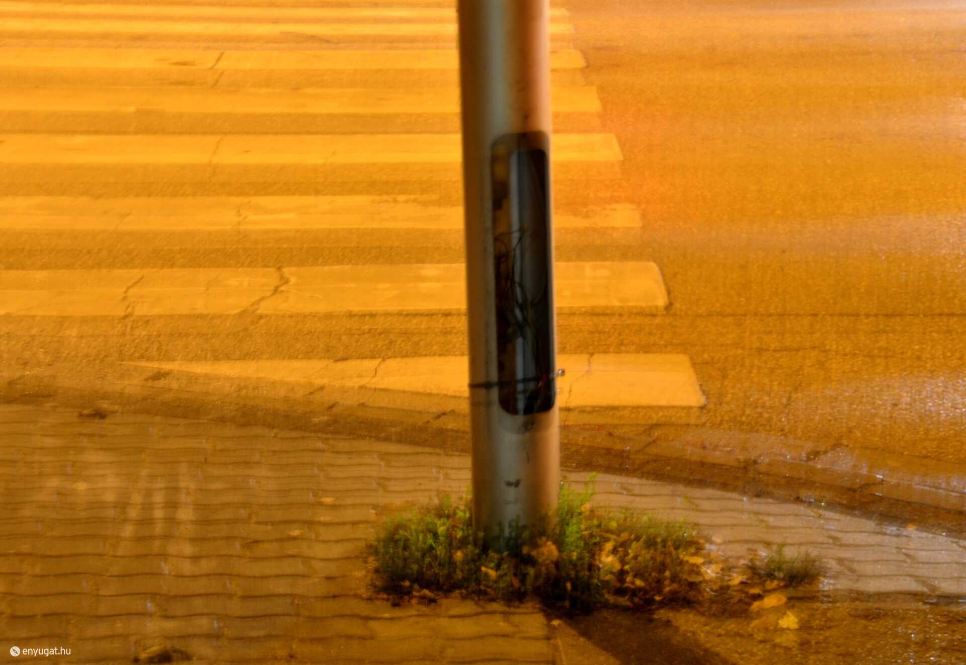 A közlekedési lámpa hiányzó oldala miatt szabadon lógnak a vezetékek. 