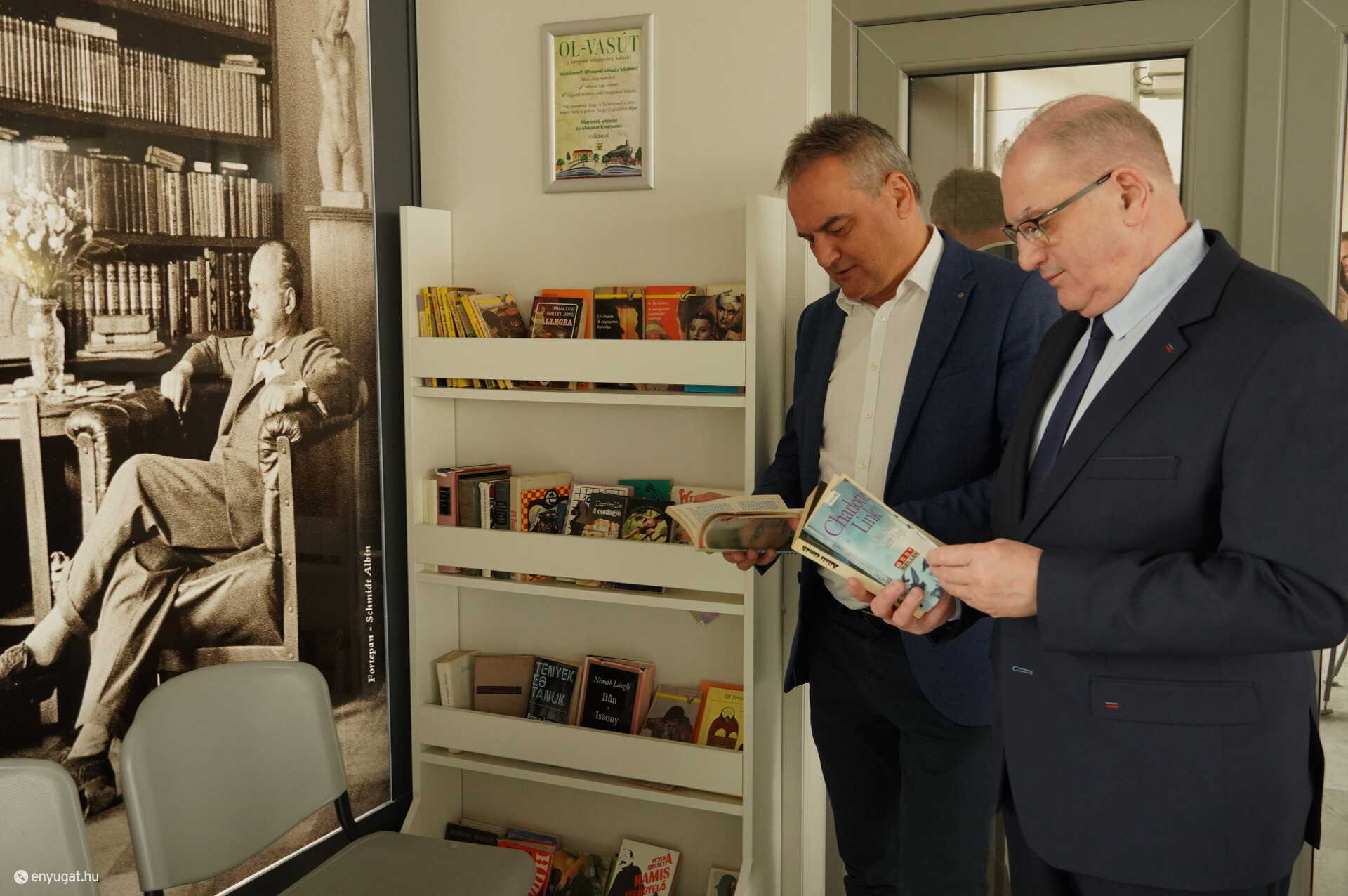Kövesdi Szilárd, a GYSEV Zrt. vezérigazgatója, valamint Horváth Csaba, a Széchenyi István Városi Könyvtár igazgatója írta alá.