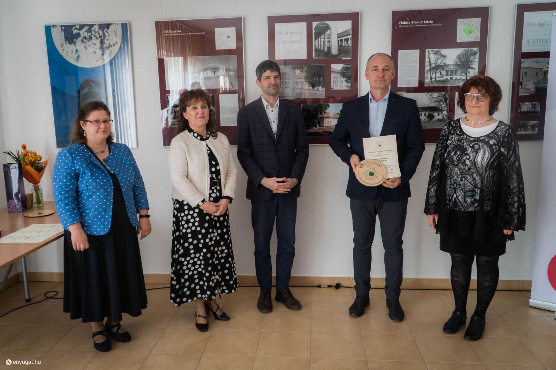A Közösérték Egyesület képviselői mellett Fülöp Zoltán sopronkövesdi polgármester a díjjal.