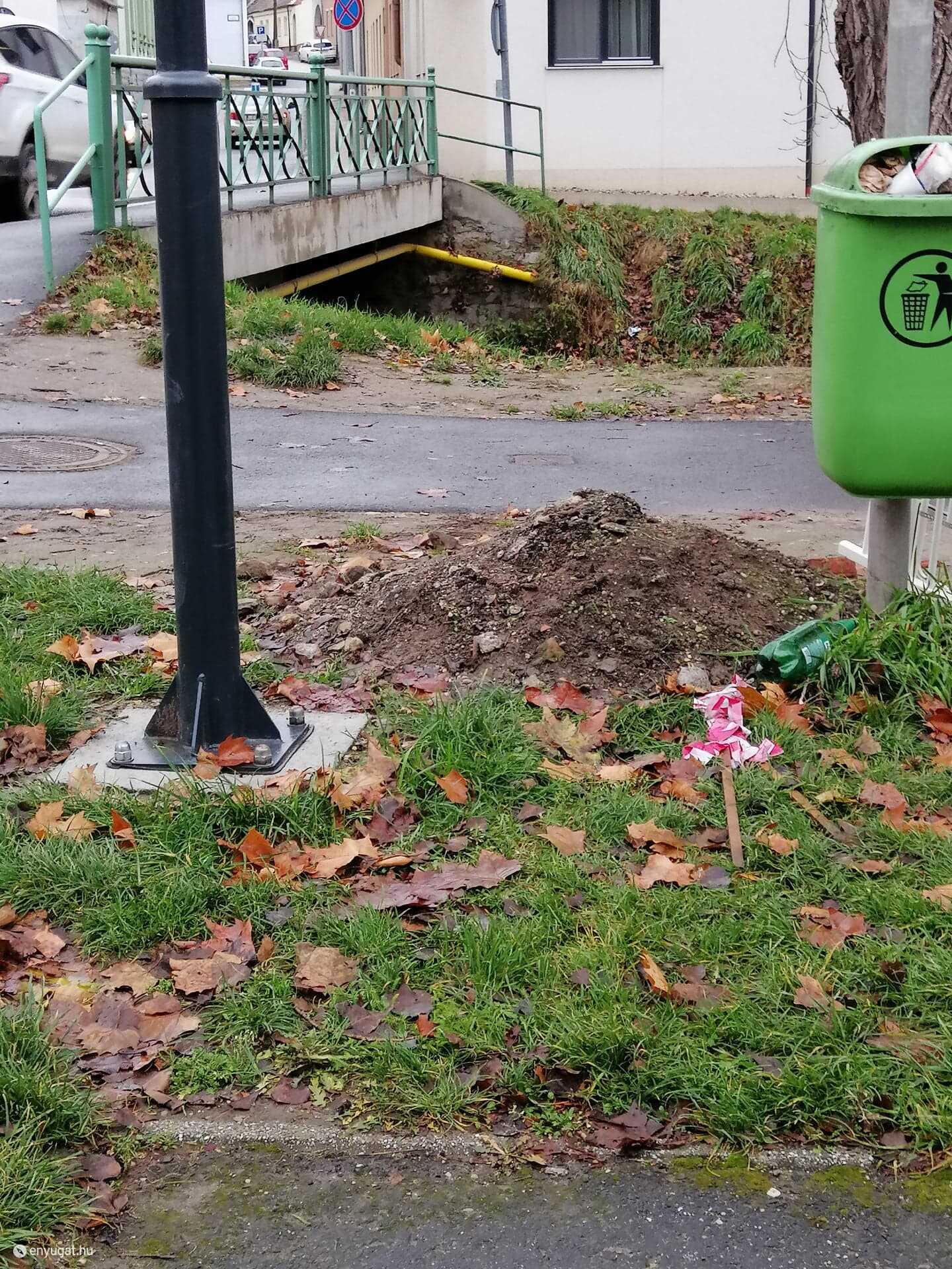 Az új lámpák mellett is ott maradtak a halmok.