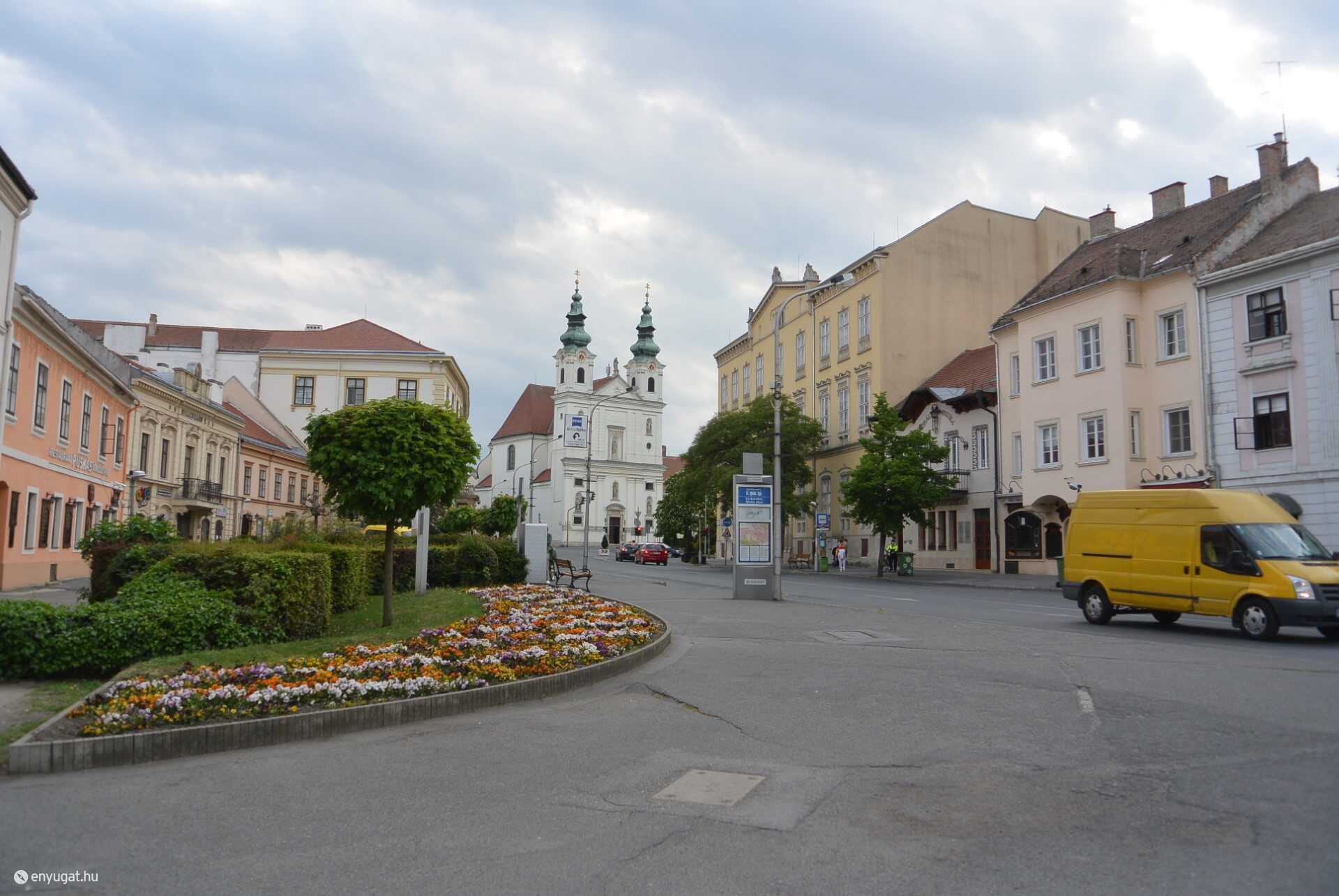 A Várkerület Széchenyi tér - Ötvös utca közötti szakasza a felújítás előtt