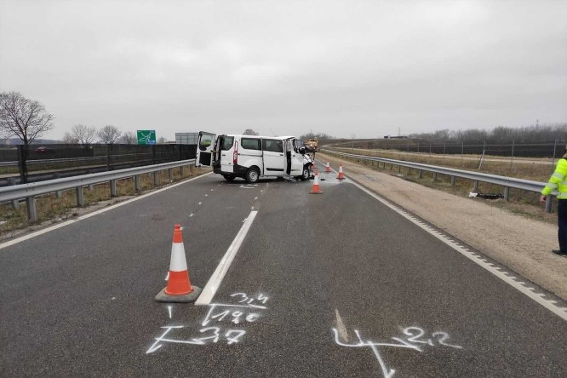 Szalagkorlátnak csapódott és kigyulladt egy kisbusz az M85-ösön
