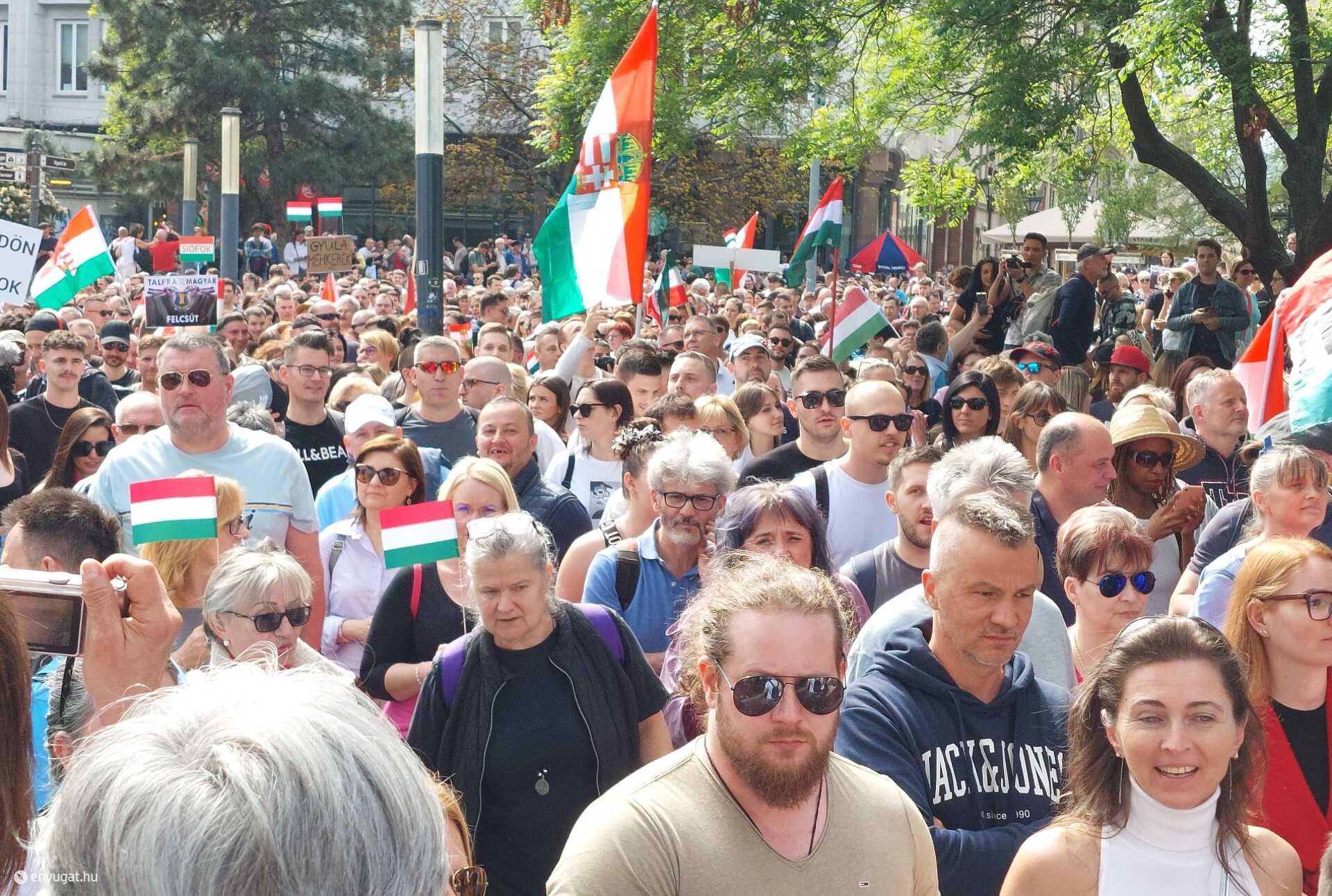 Tüntetők gyülekeznek a Deák téren 2024. április 6-án