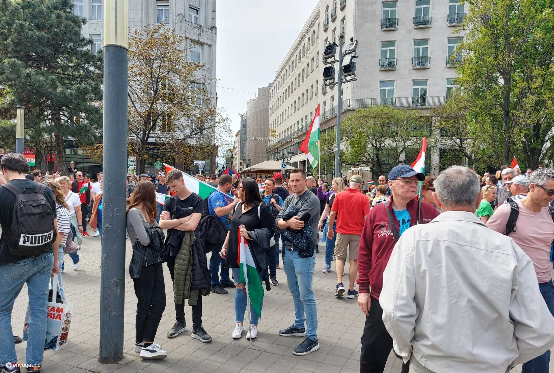Tüntetők gyülekeznek a Deák téren 2024. április 6-án