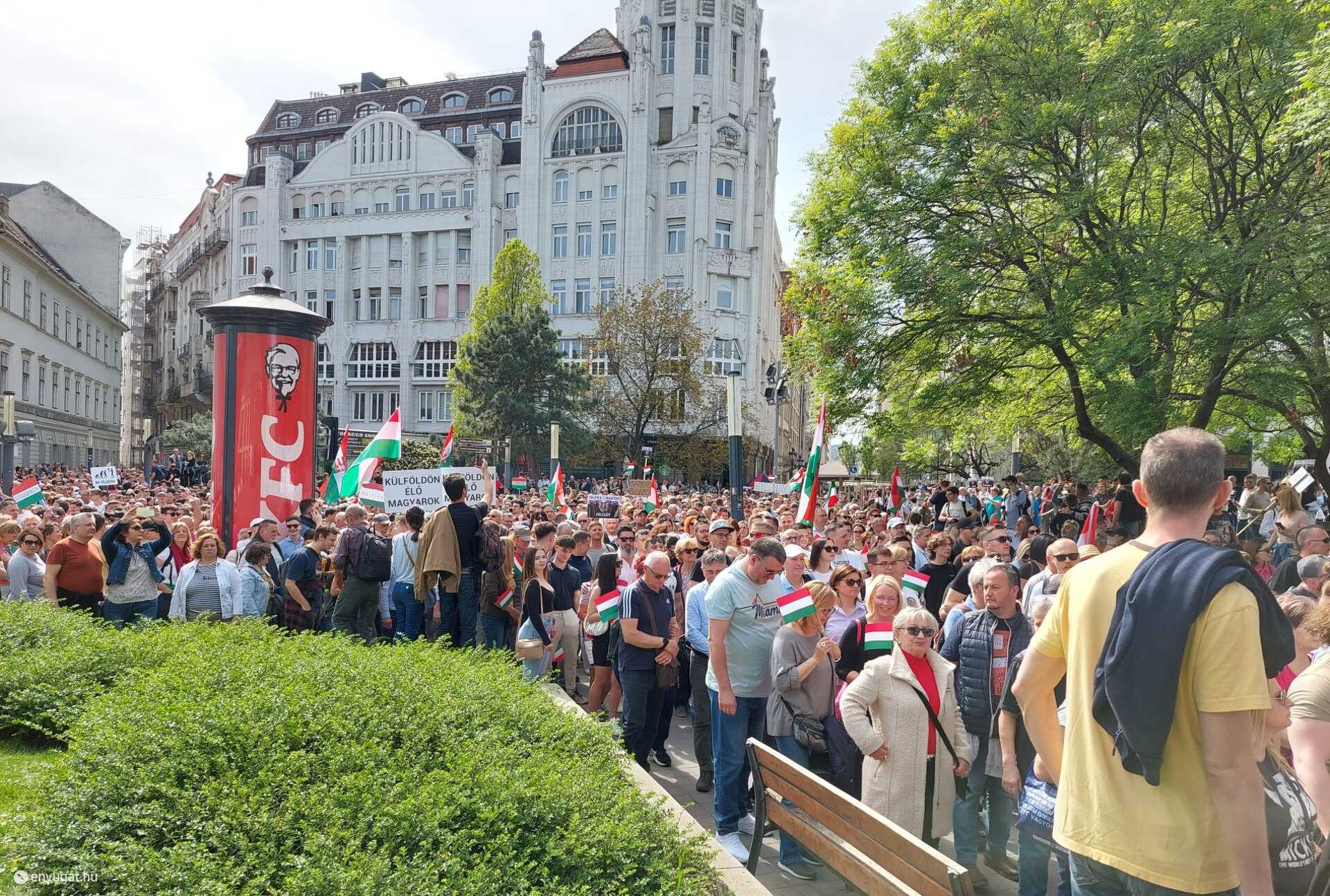 Tüntetők gyülekeznek a Deák téren 2024. április 6-án