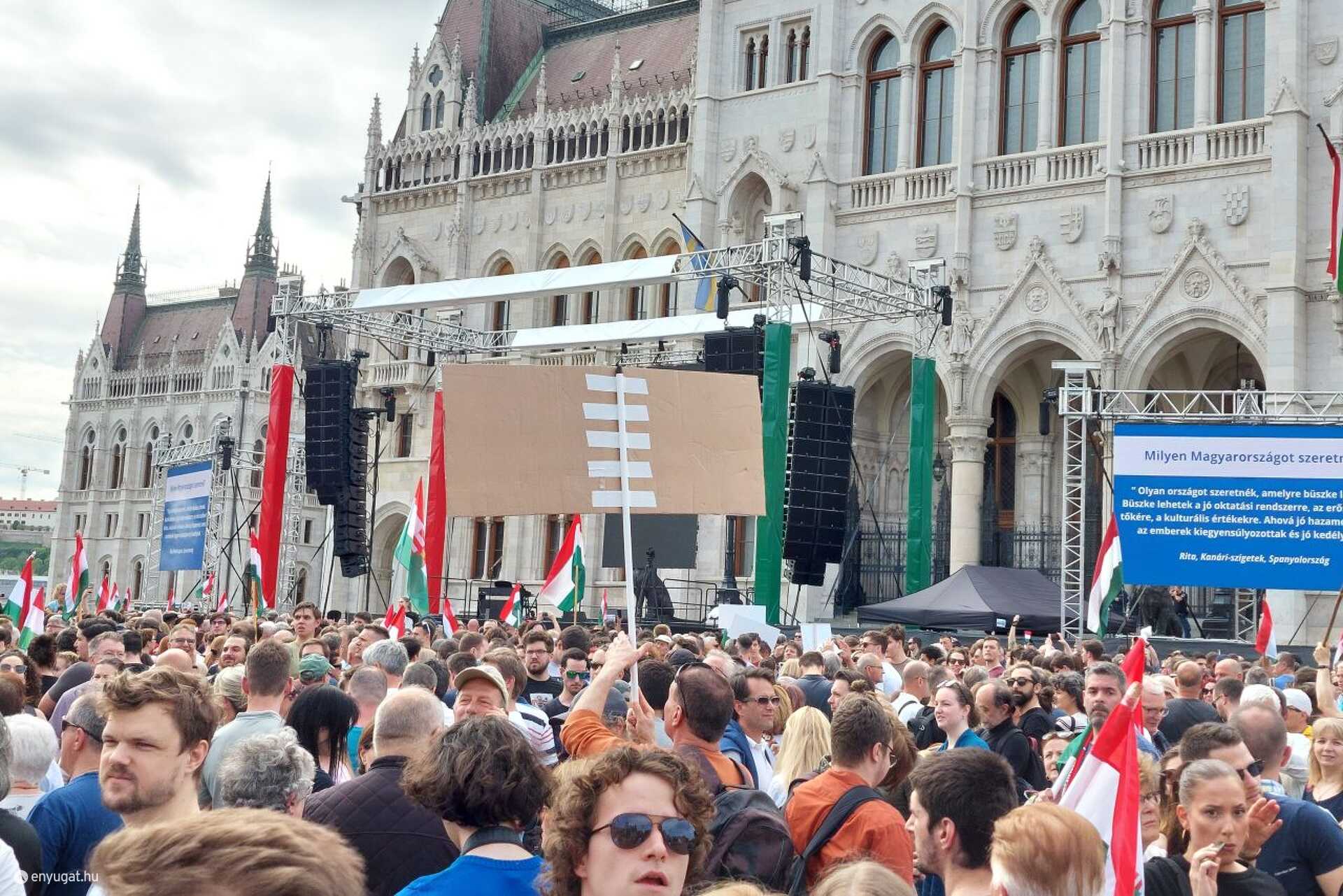 Tüntetők a Parlamentnél 2024. április 6-án