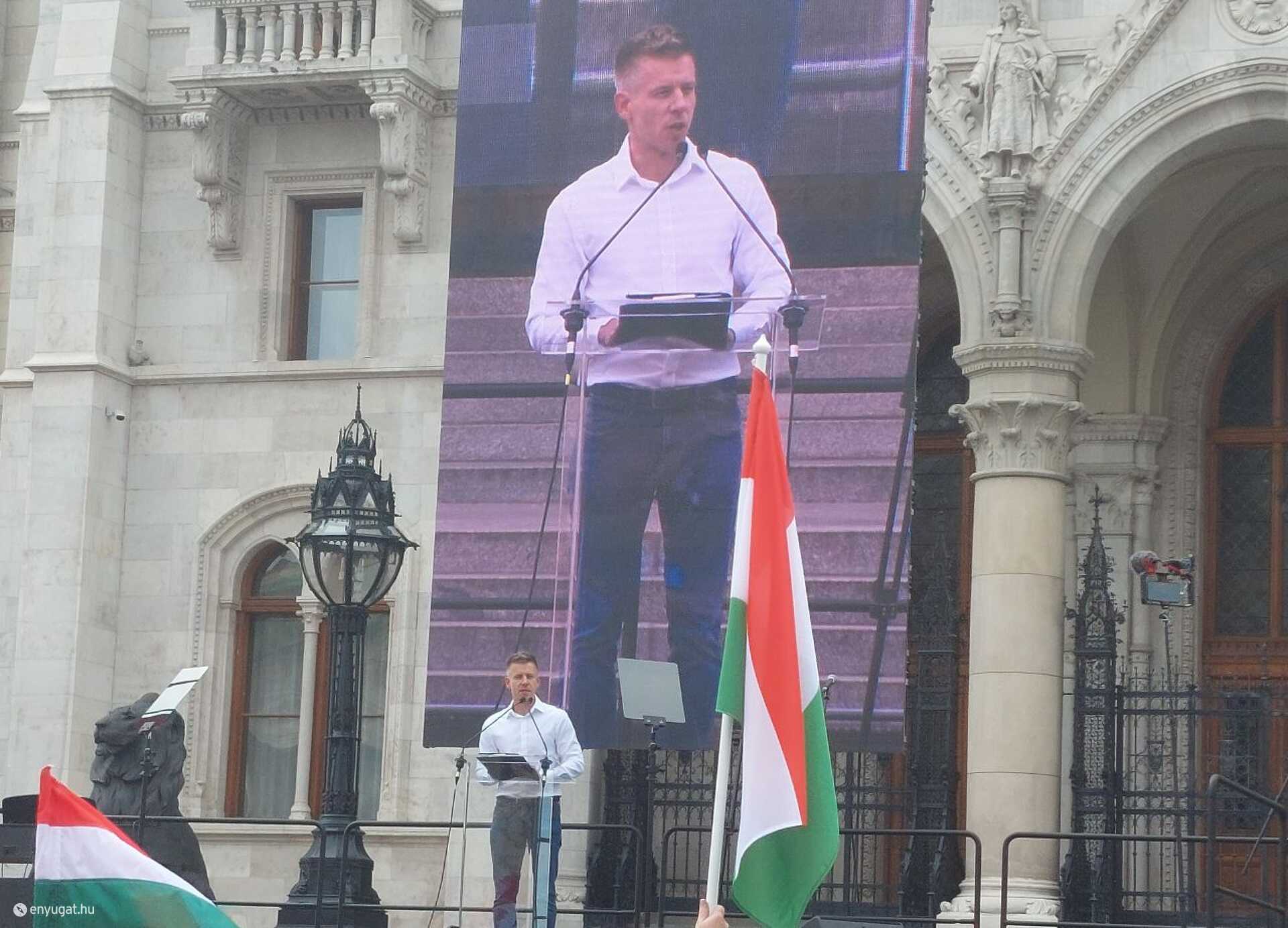 Magyar Péter beszédet mond
