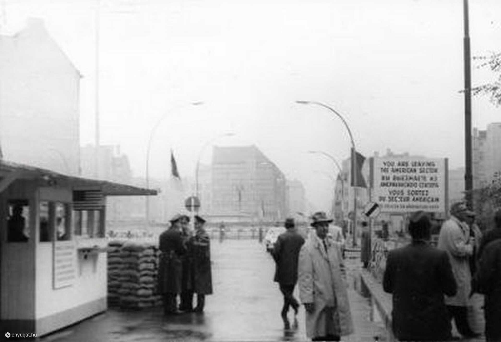  Egy átkelőhely Kelet-Berlin (Ost-Berlin) és Nyugat-Berlin (West-Berlin) között