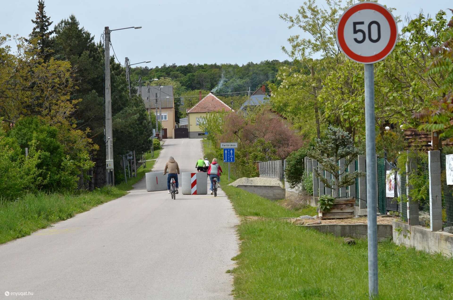 A környéken lakók megunták a száguldozó autókat.