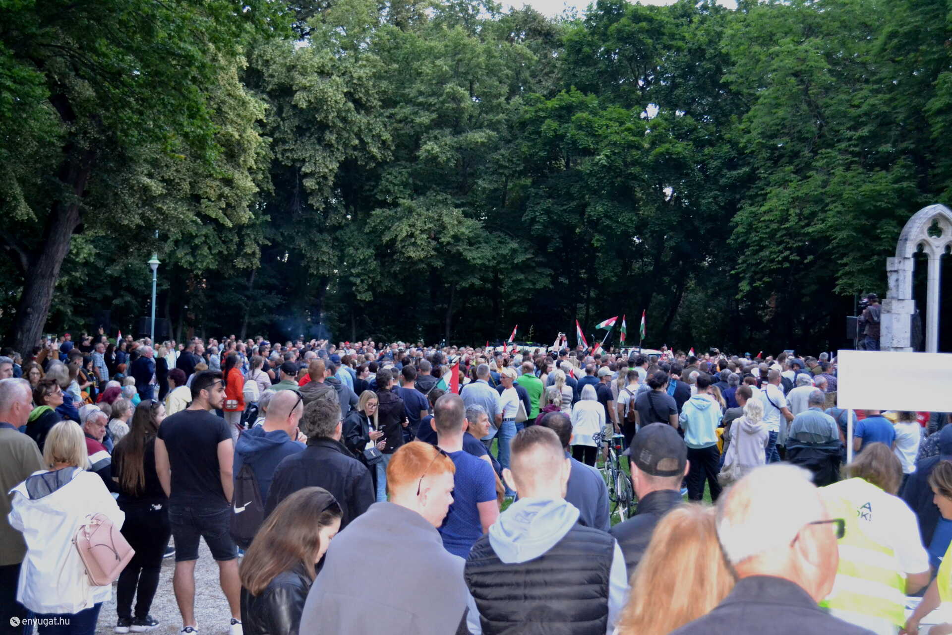 Az Erzsébet-kertben már valódi tömeg fogadta Magyar Pétert.