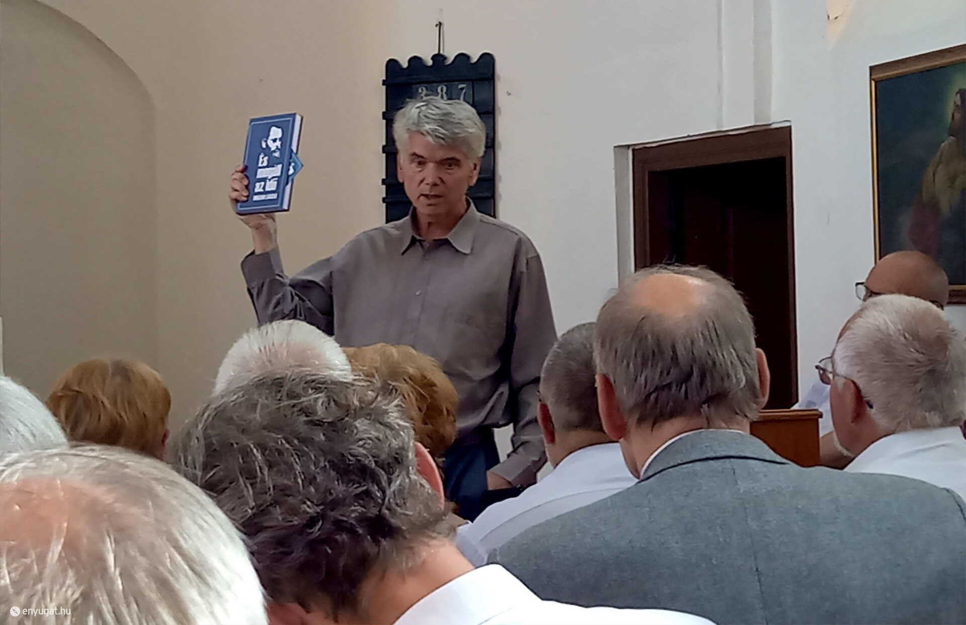 Szabó Attila a bemutatón, kezében az új kötettel.