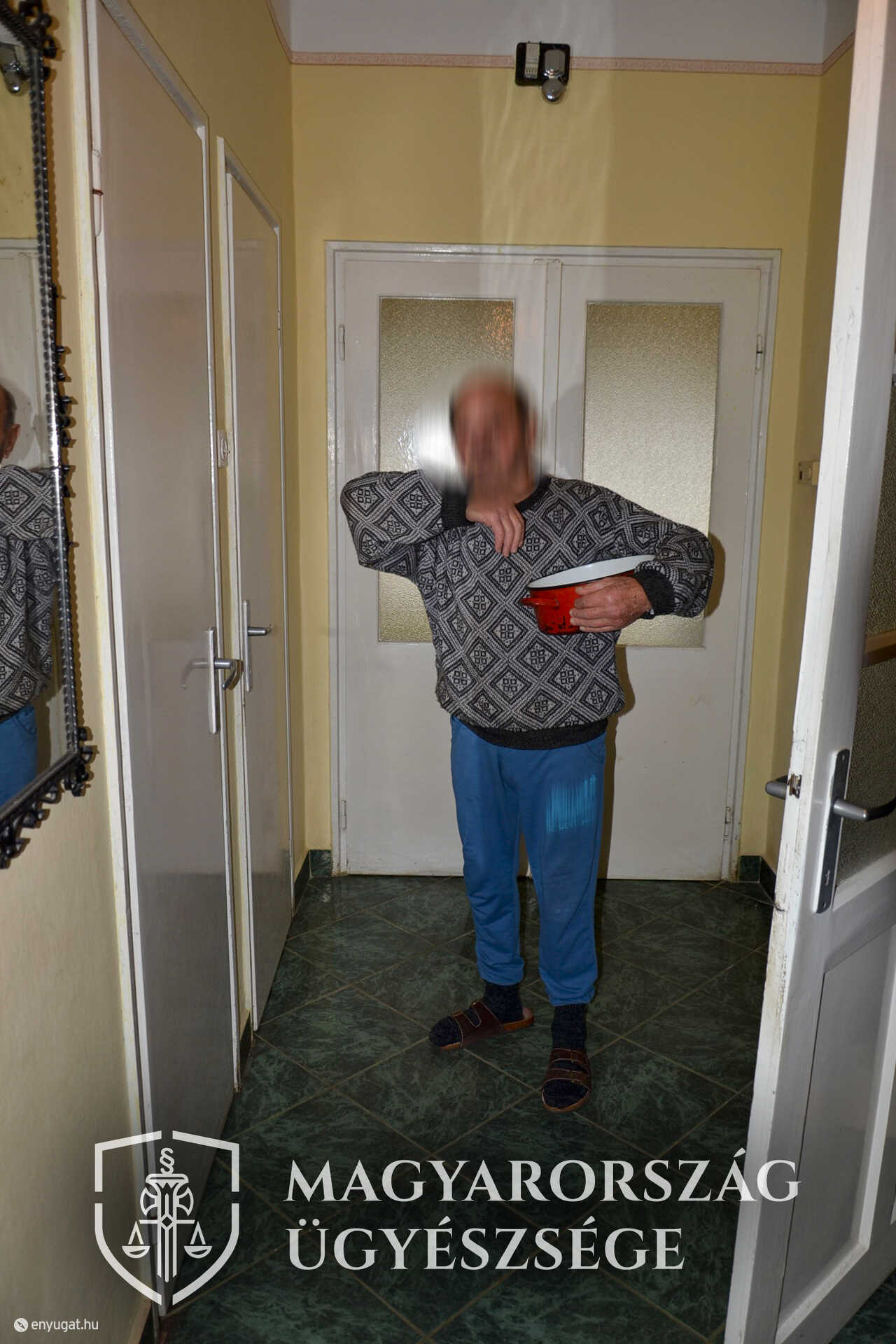 Az ügyészség fotóján a vádlott mutatja, hogyan indult az udvarra, amikor meglökte a feleségét.