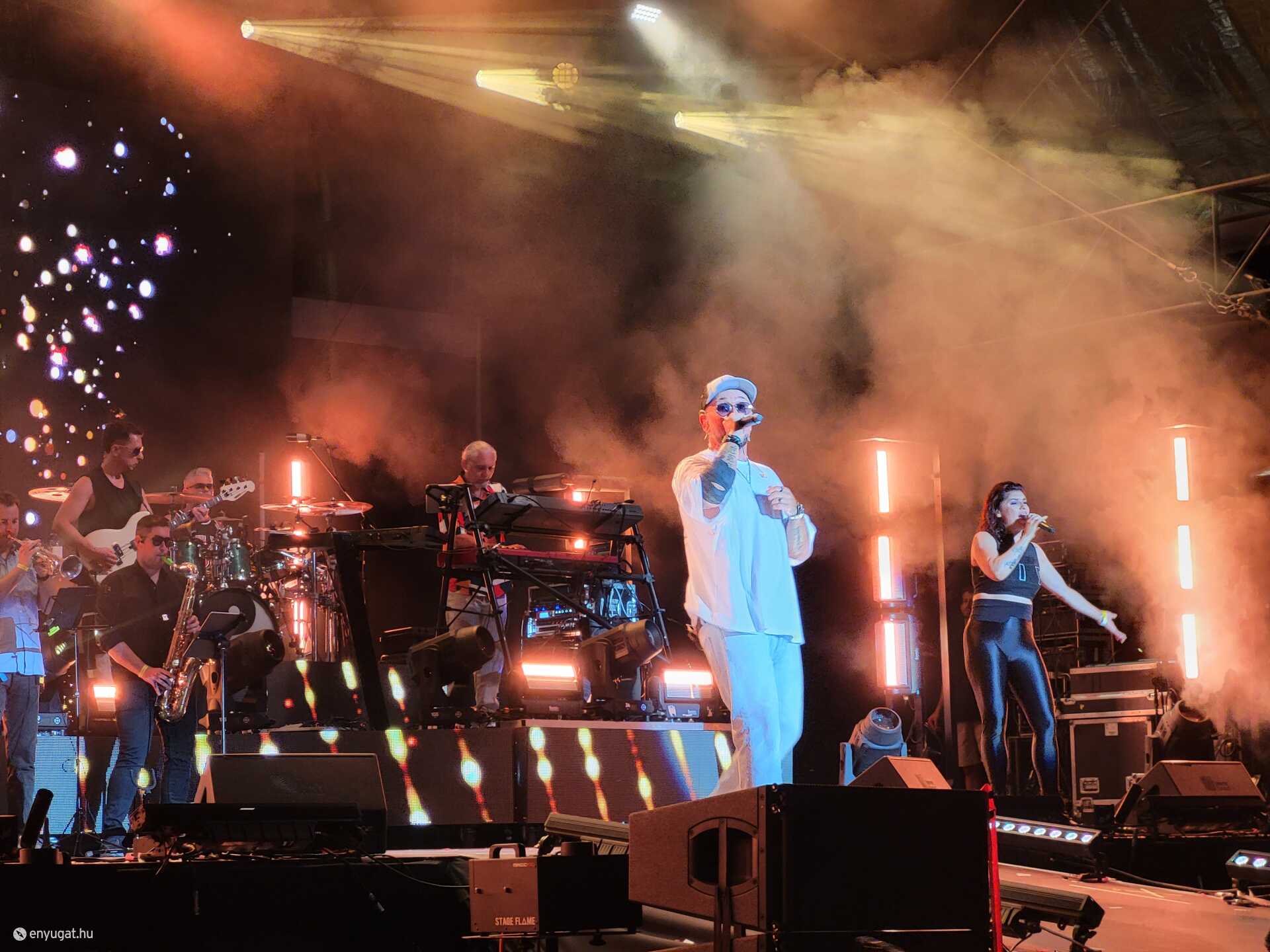Majka és Nika (Veres Mónika) az EFOTT koncert közben