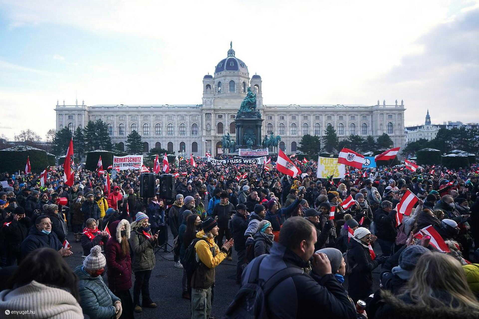 A bécsiek ledobták a maszkot a tüntetéseken.