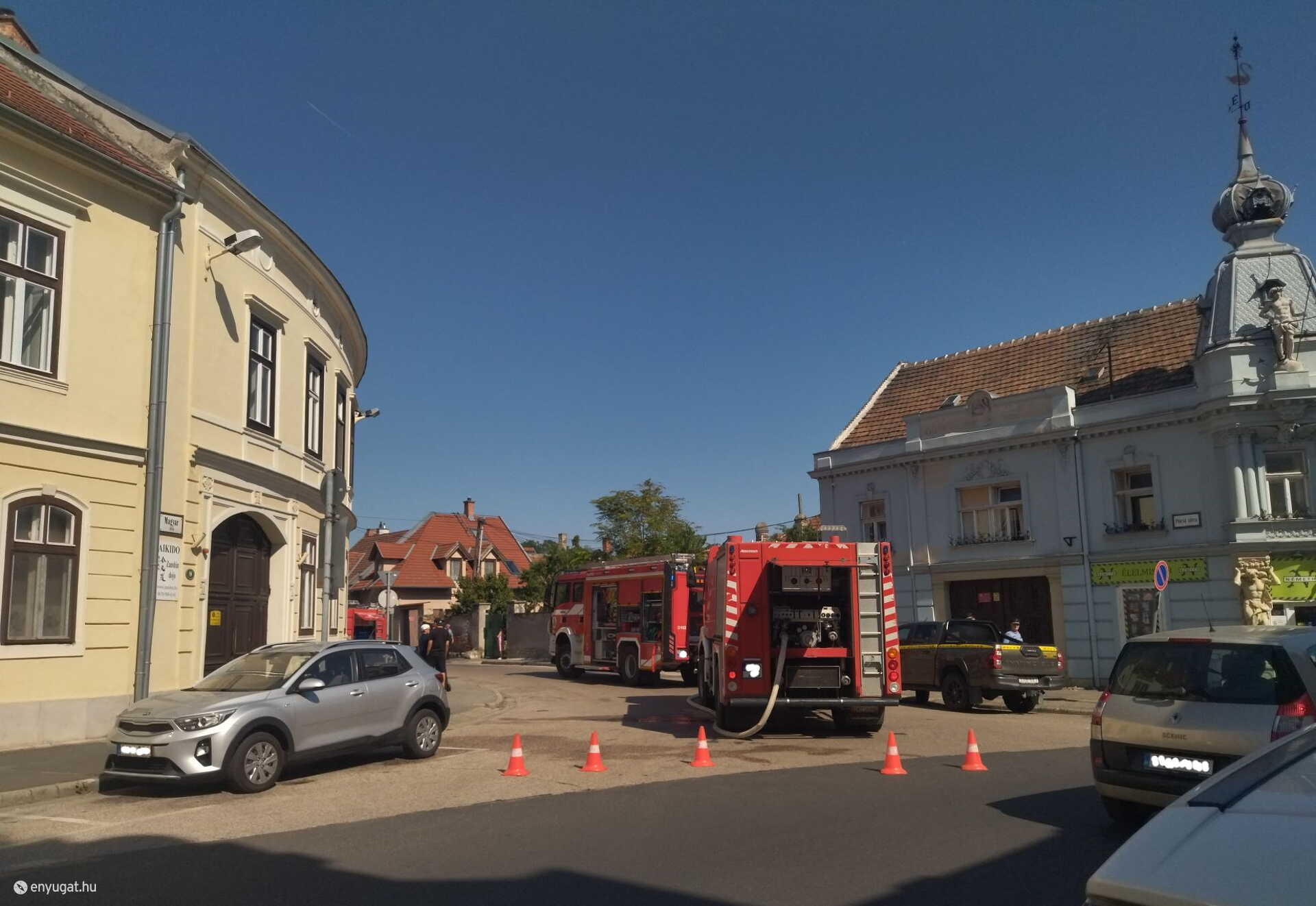 A Pócsi utcai ingatlan udvarában gyulladt ki a melléképület.