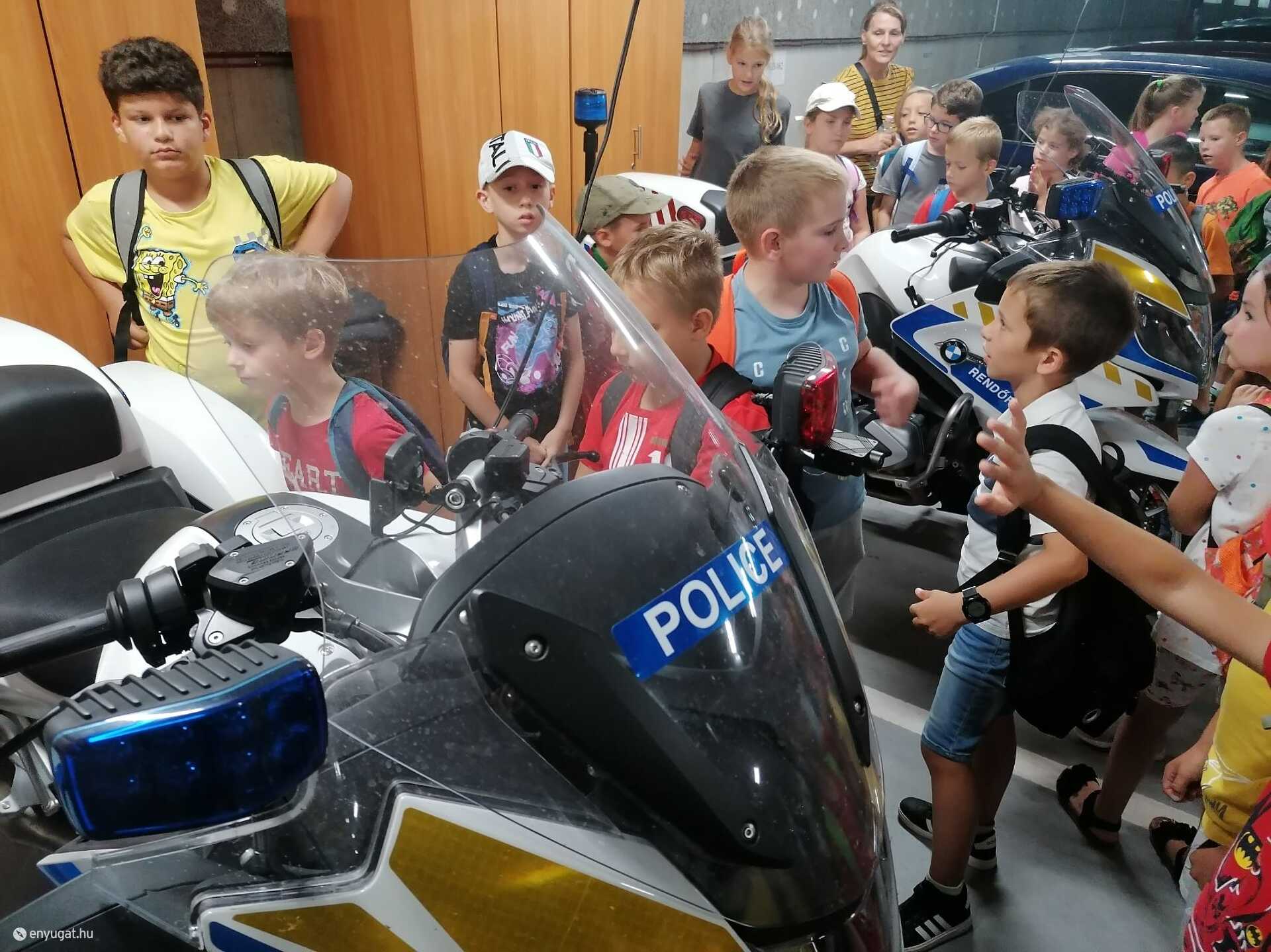 A napköziseknek nagy élményt jelentett, hogy bejárhatták a kapitányságot. 