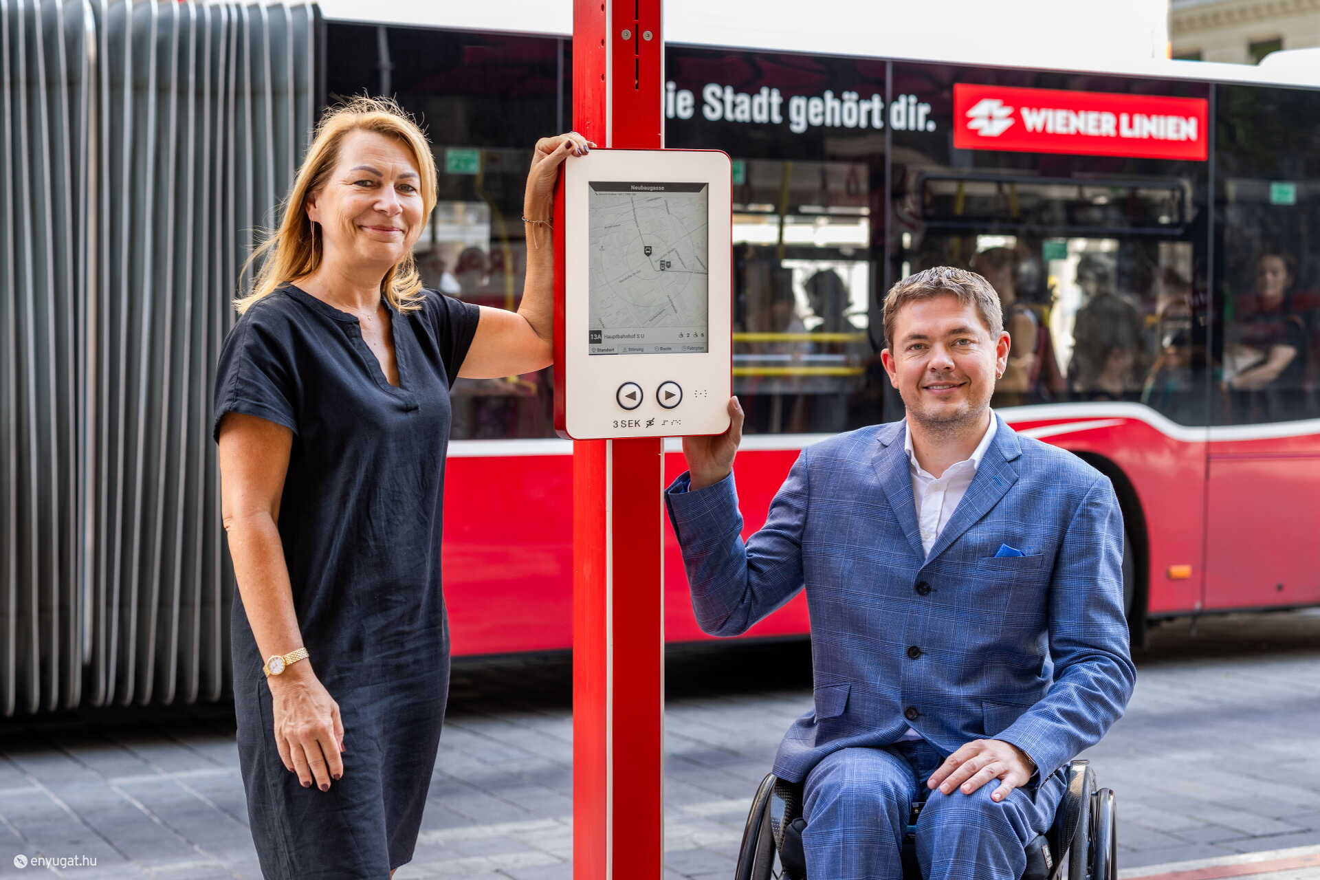 Digitális tájékoztató táblák segítik az akadálymentes közlekedést.