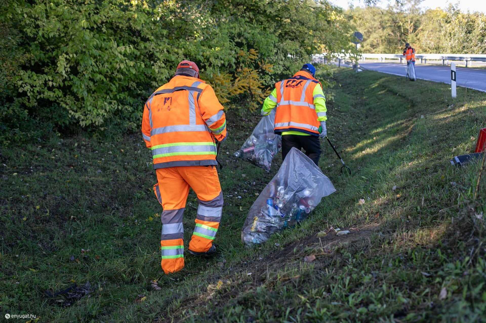 Országos szemétszedésen 55 tonna hulladékot gyűjtöttek össze az utak mellől a Magyar Közút munkatársai Fotó: Magyar Közút