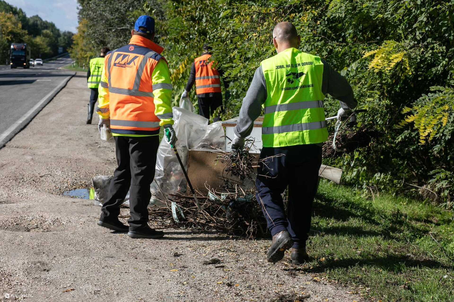 Országos szemétszedésen 55 tonna hulladékot gyűjtöttek össze az utak mellől a Magyar Közút munkatársai Fotó: Magyar Közút