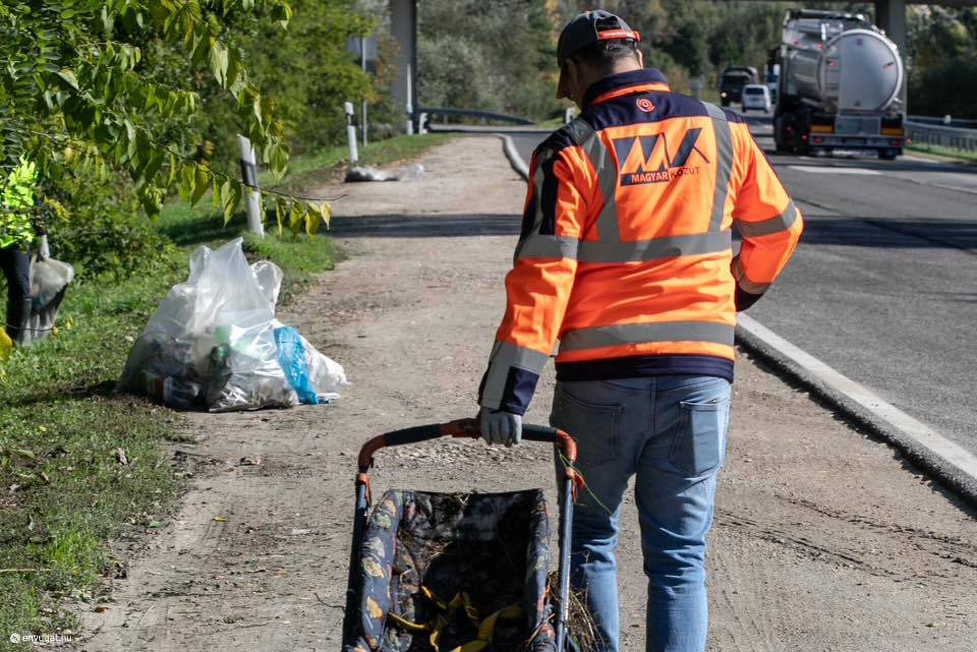 Országos szemétszedésen 55 tonna hulladékot gyűjtöttek össze az utak mellől a Magyar Közút munkatársai Fotó: Magyar Közút