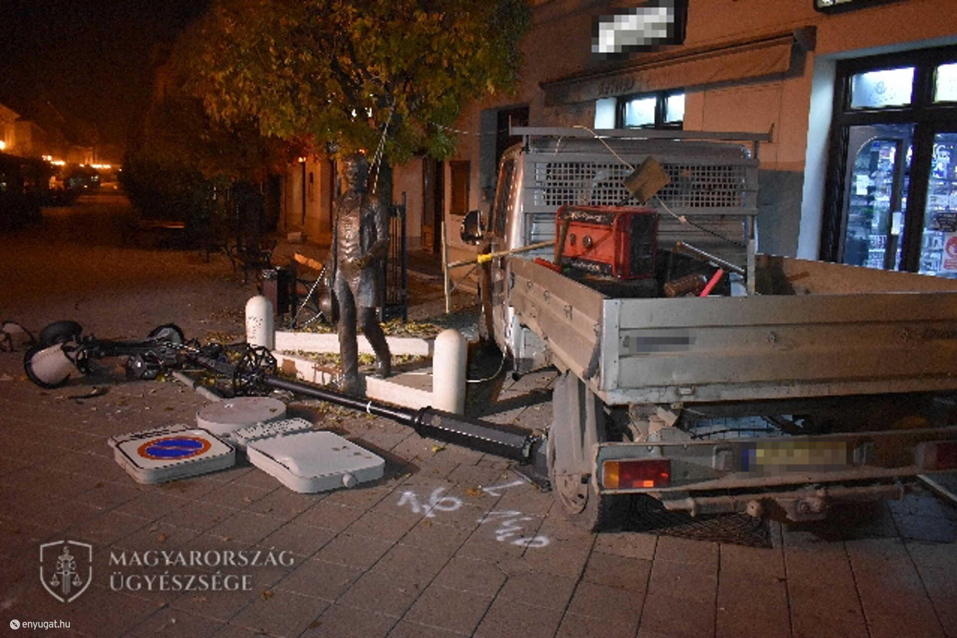 A szobor épp csak megúszta, körülötte minden más törött...