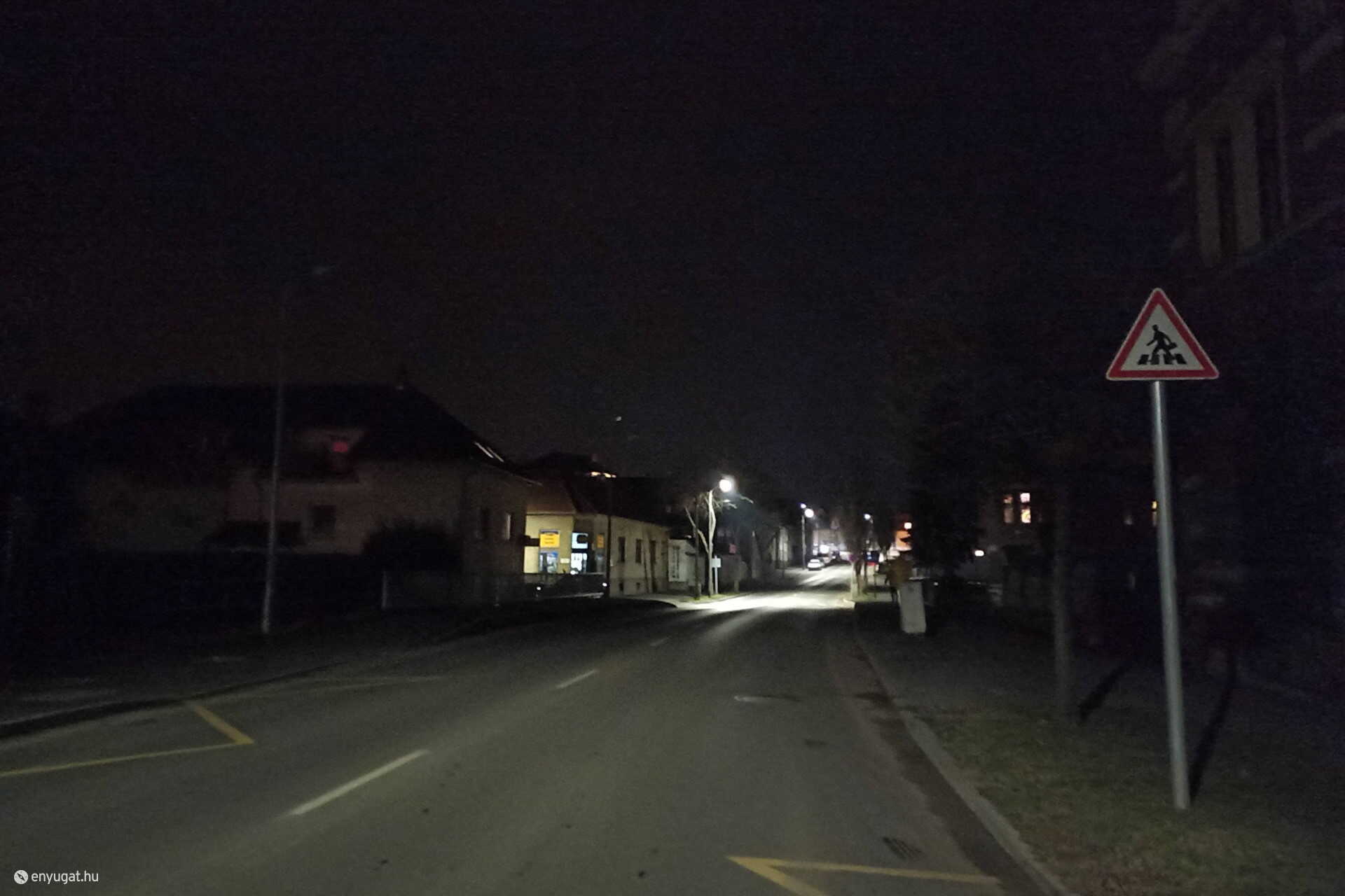 Üzemképtelen közvilágítási lámpák a Híd utcában