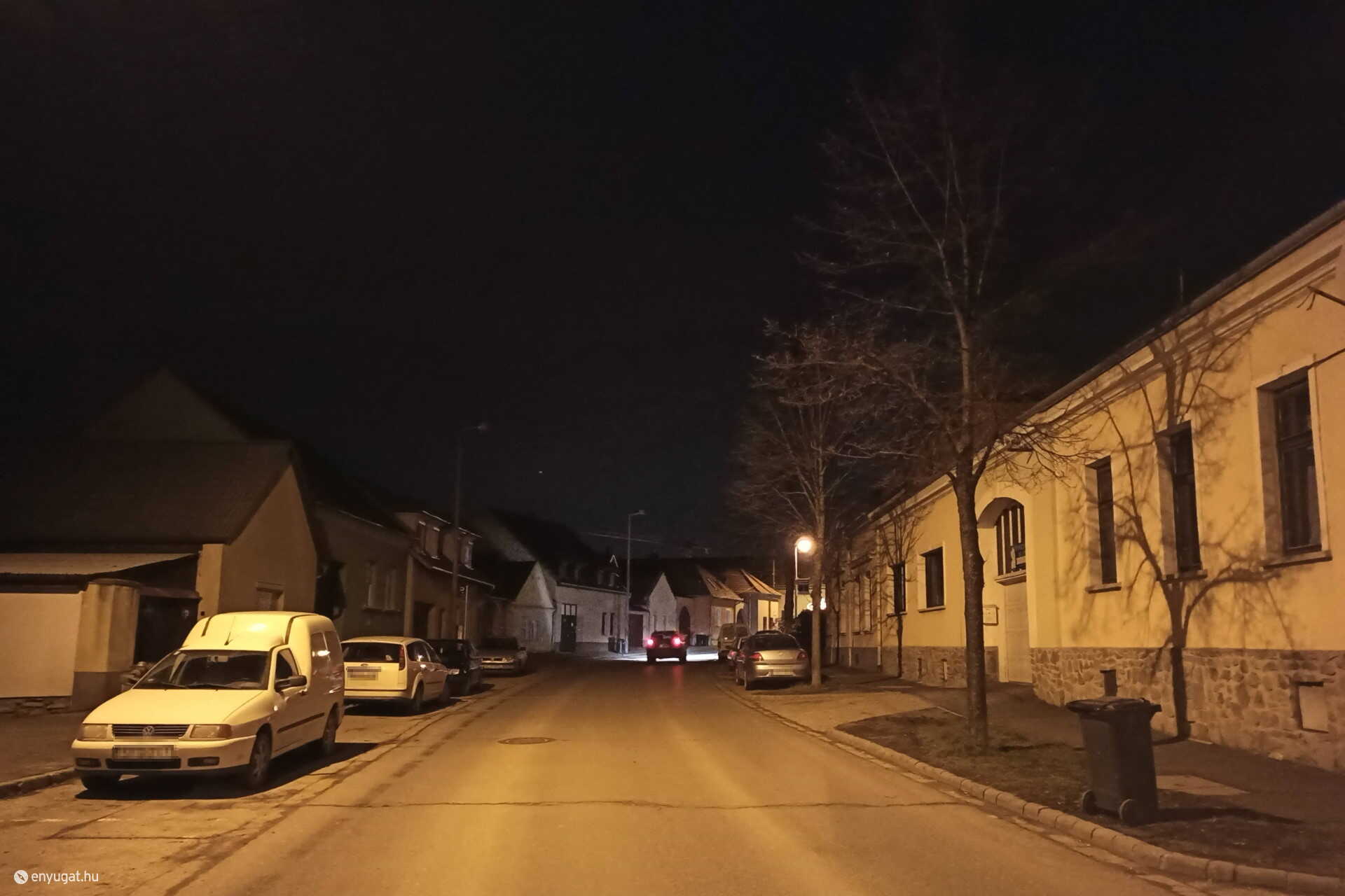 Üzemképtelen közvilágítási lámpák a Balfi utcában