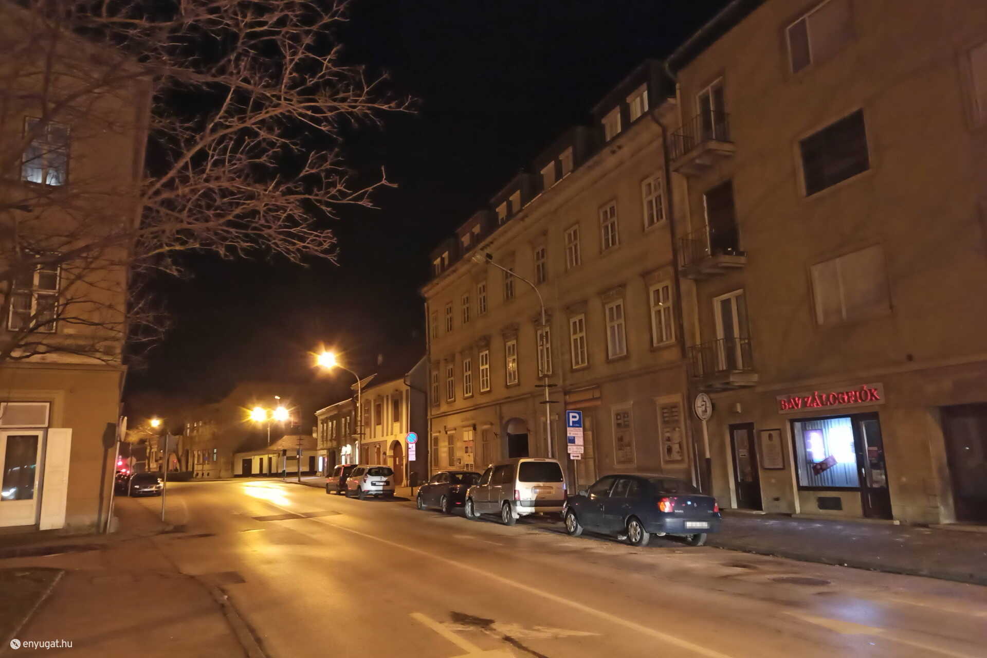 Üzemképtelen közvilágítási lámpák az Ógabona téren