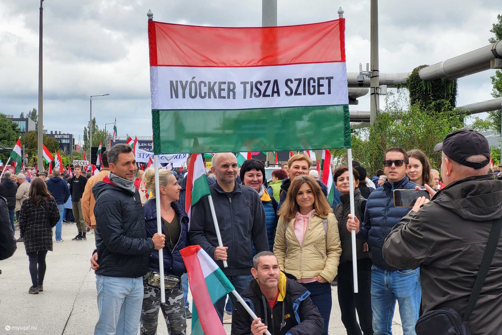 Október 23-i tüntetők Budapesten. 2026 még messze van, addig sok víz lefolyik a Dunán. Vagy a Tiszán.