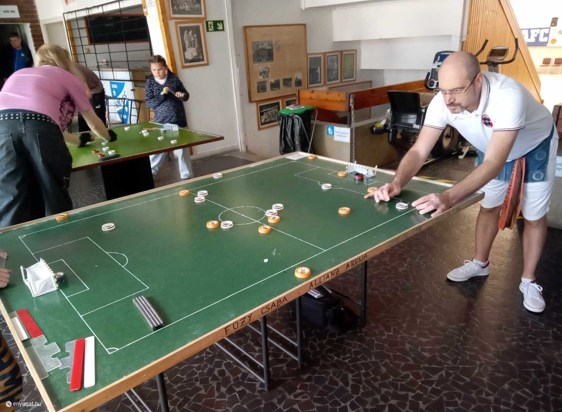 Szathmáry Károly, a sportág bajnoka koncentrál.