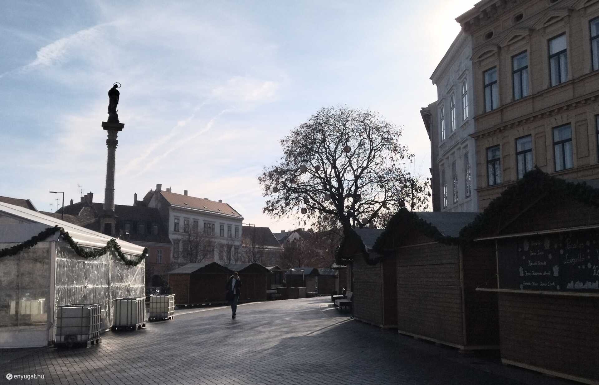 A faházak a helyükön, áll a sátor is.