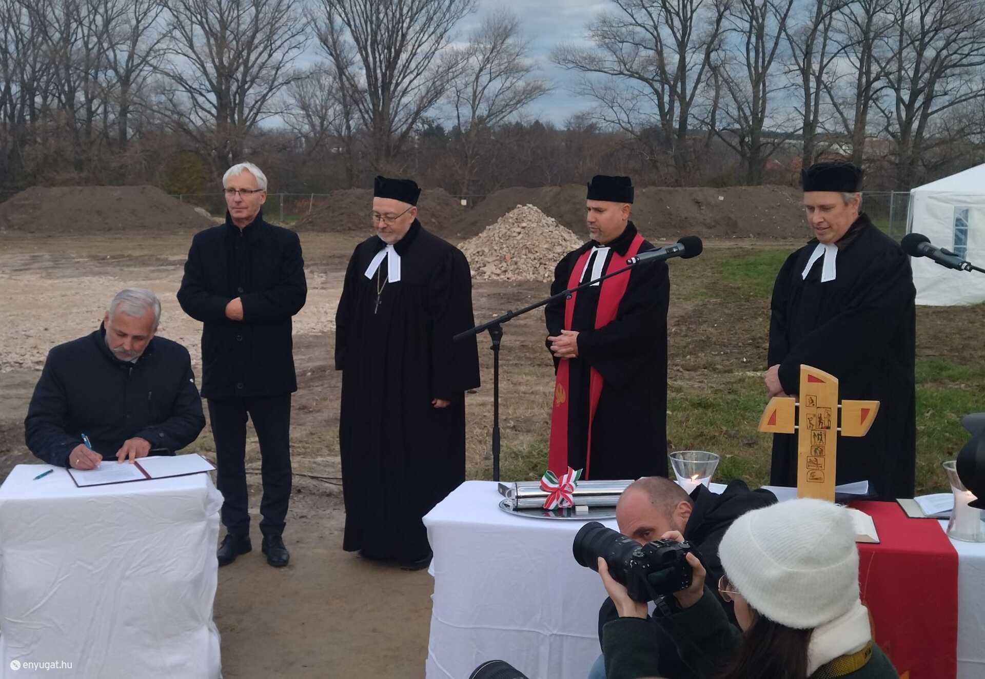 Az időkapszula dokumentumát alá is írták az ünnepség szónokai.