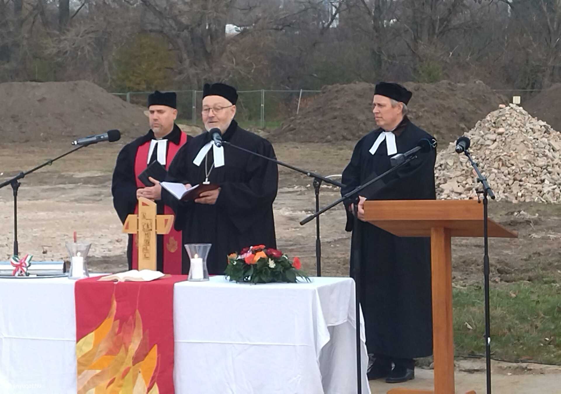 Szemerei János elnök-püspök mellett Varga Tamás esperes és dr. Tóth Károly igazgató lelkész.
