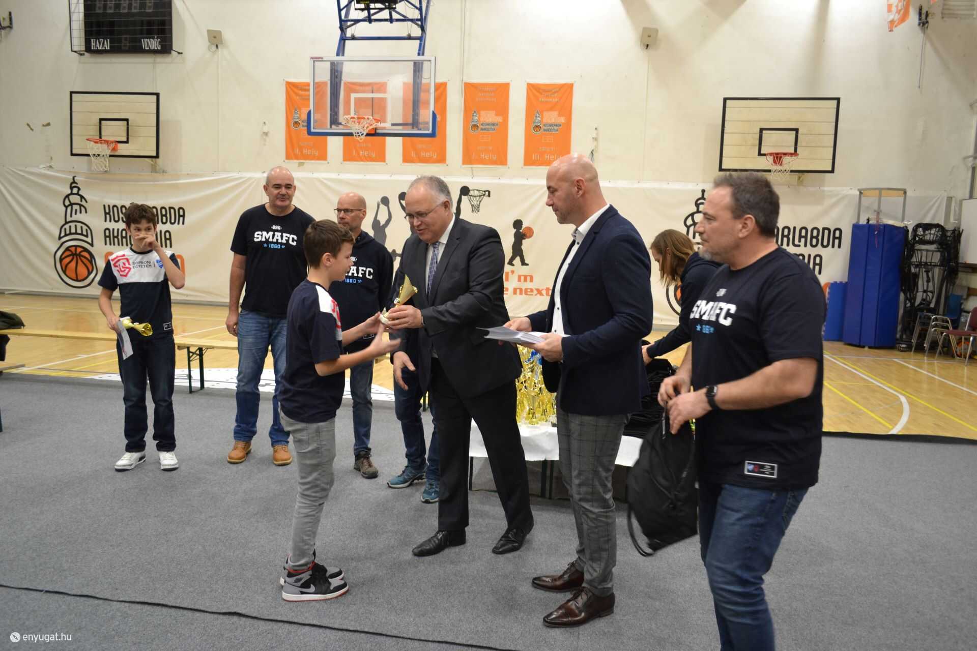 A legjobbaknak Fábián Attila rektor, Csiszár Szabolcs alpolgármester és Horváth József elnök gratulált.