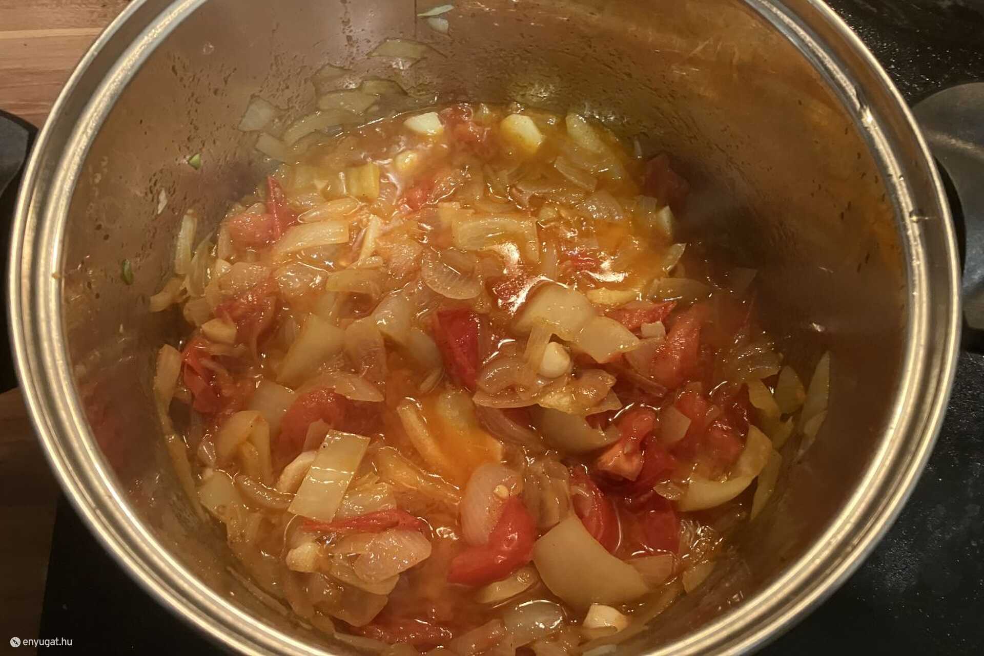 Párolódik a pörköltalap