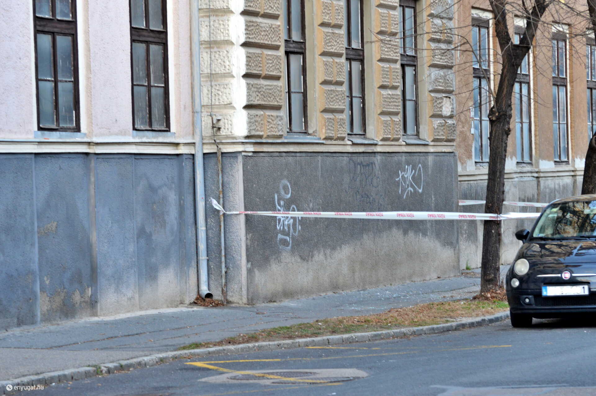 A tűzoltóság kordona nem véd, de legalább figyelmeztet.