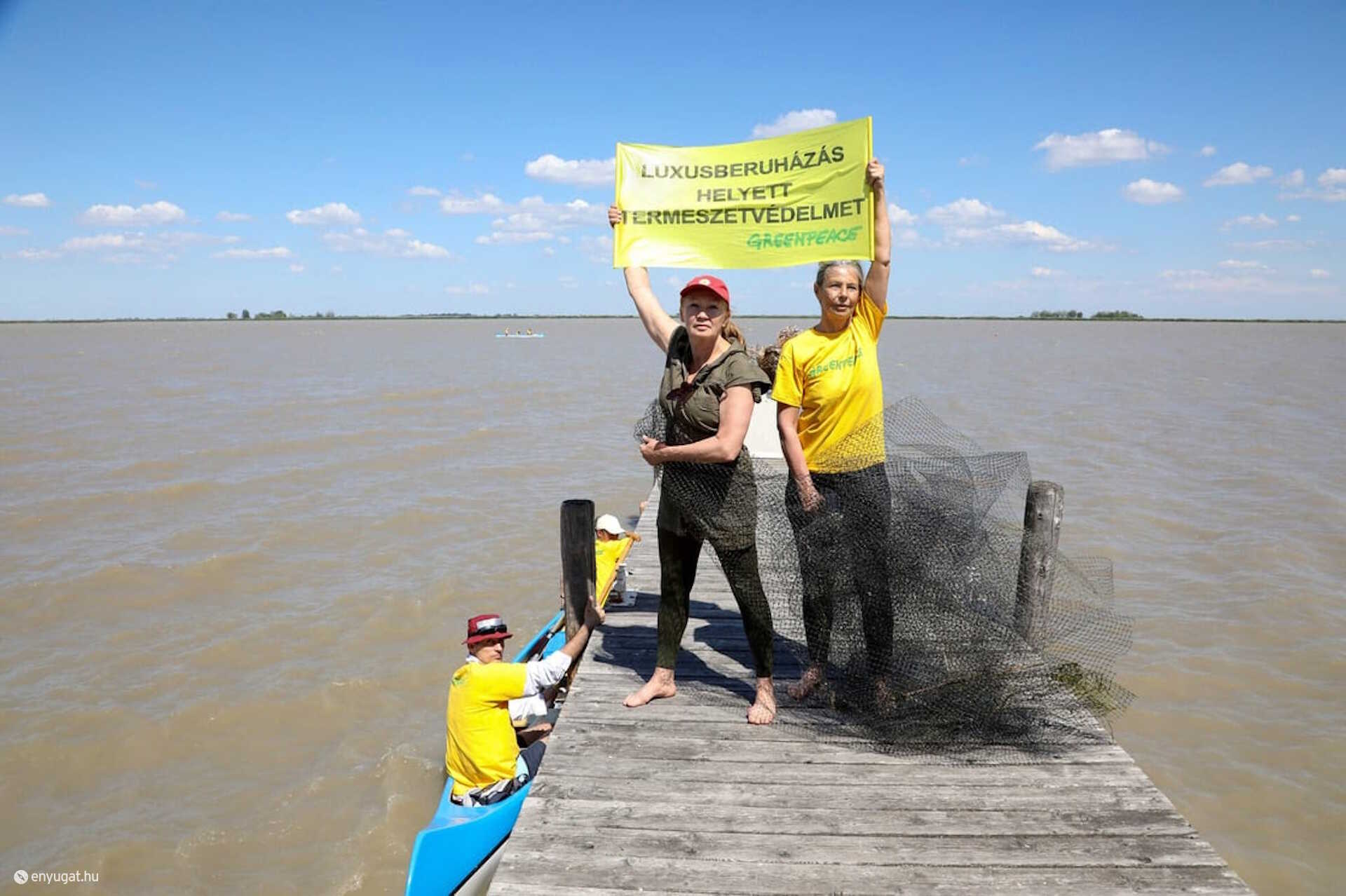Udvaros Dorottya büszke arra, hogy részt vett a Greenpeace fecskementő akciójában.