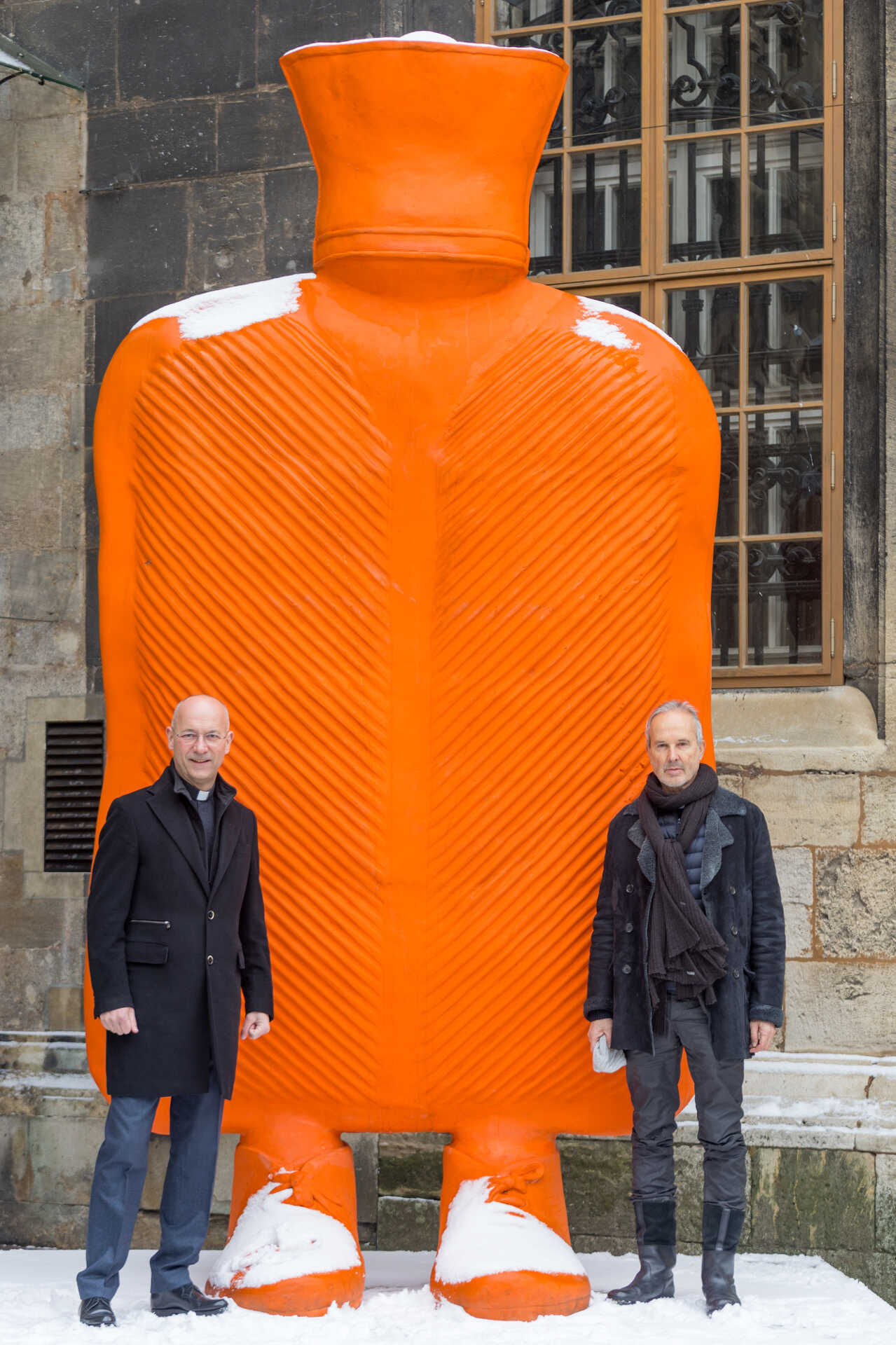 Nagy Anya – Előtte Erwin Wurm képzőművész (jobbra) és Toni Faber plébános