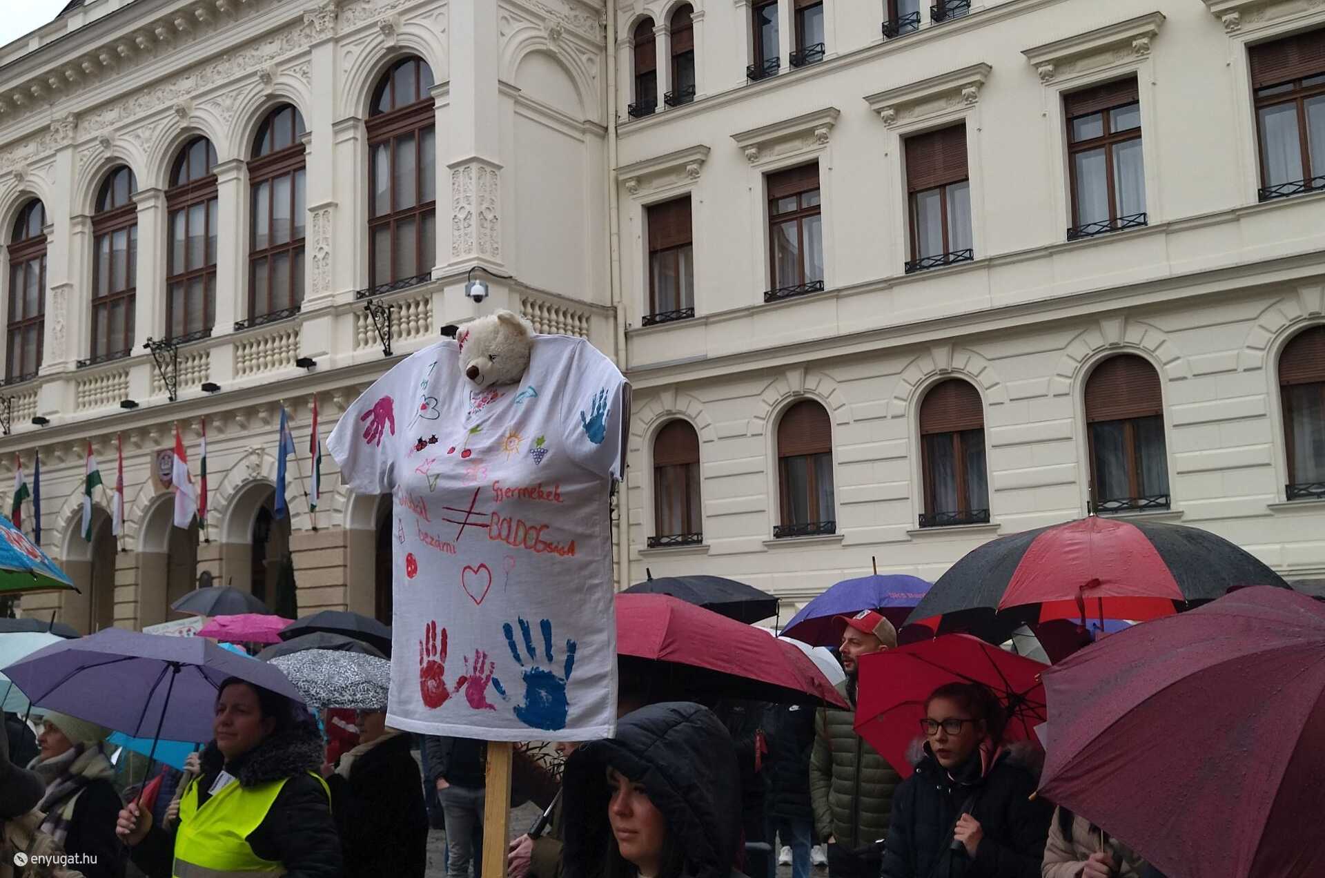Munkaidőben és esőben is sokan elmentek kifejezni tiltakozásukat.