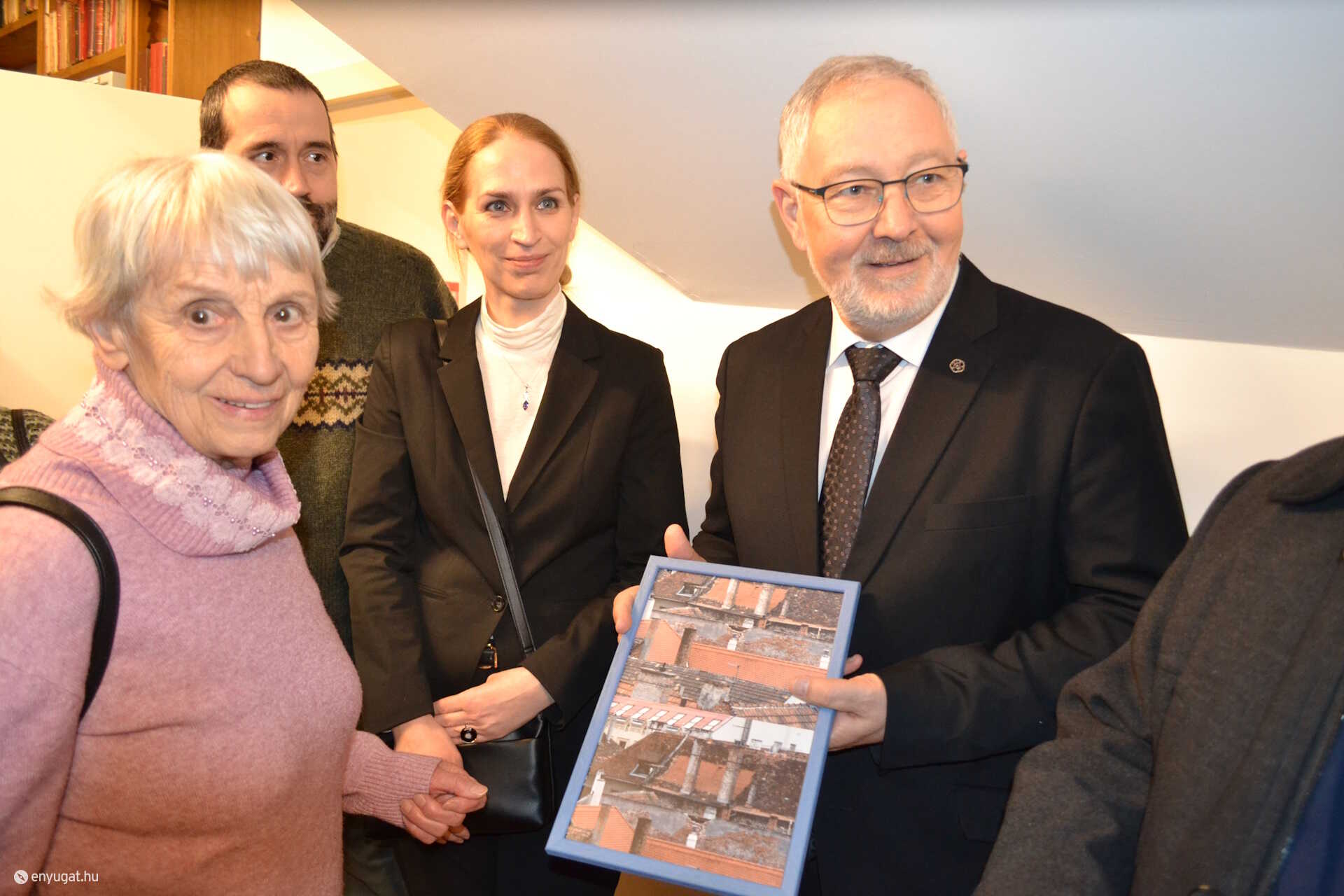 Dr. Komornoki László évekkel korábban készült képét most visszahozta Sopronba Szemerei János elnök-püspök.