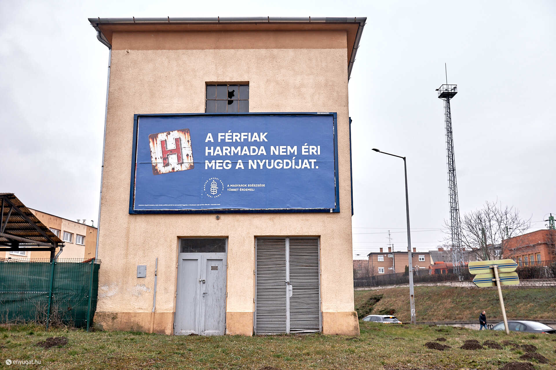 oriásplakát zanati vasúti felüljáró mellett