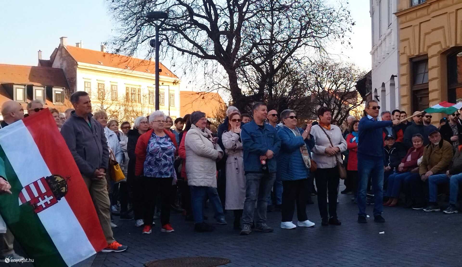 A résztvevők fegyelmezetten hallgatták a szónokokat közel két órán át.