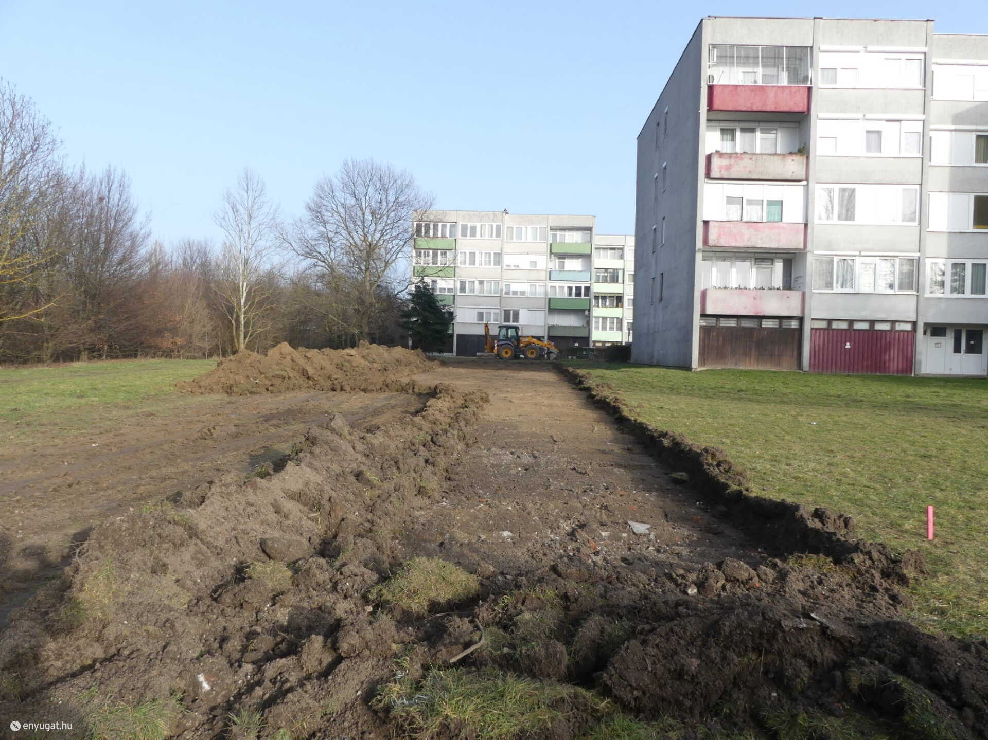 Épül az új parkoló a Jerevánon