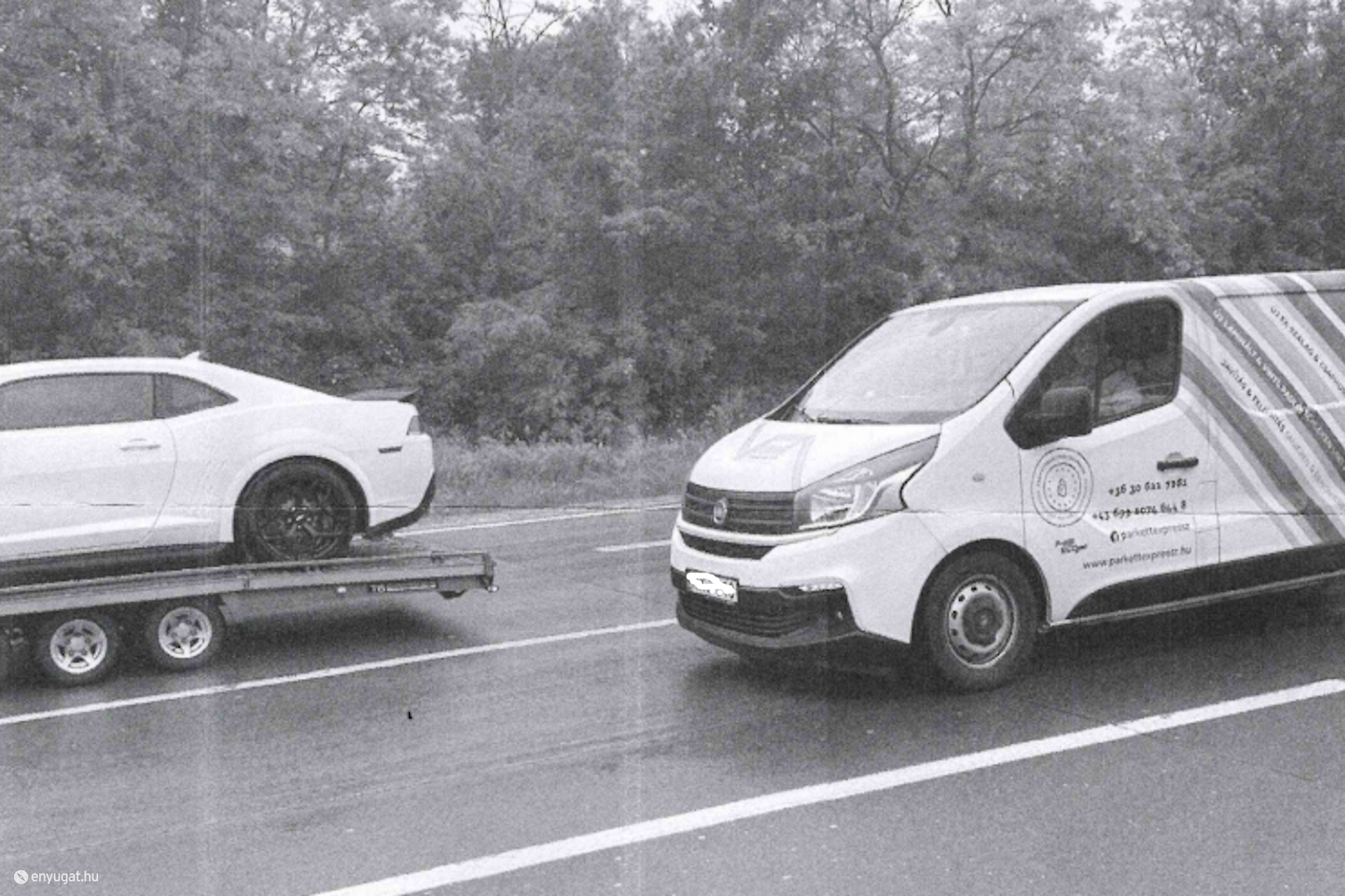 Lehetetlen a fotóról megállapítani, hogy mekkora sebességgel haladnak a járművek.