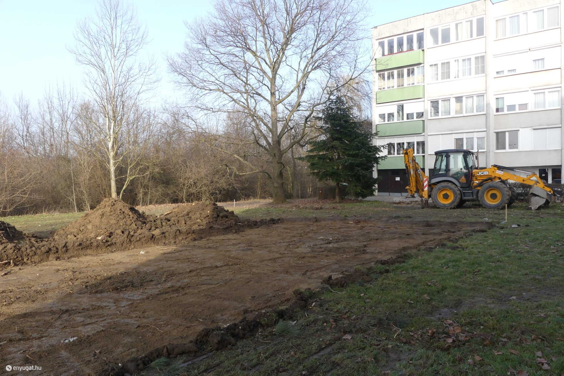 Épül az új parkoló a Jerevánon