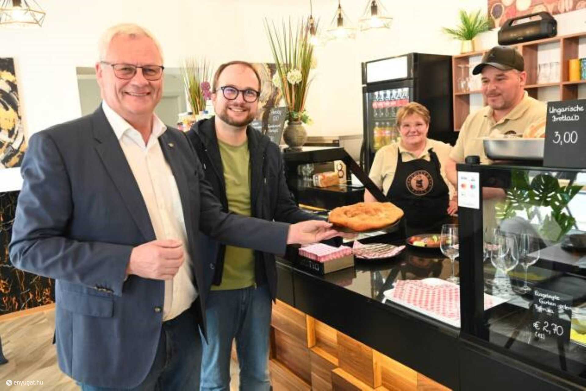 A város vezetői üdvözölték az étterem üzemeltetőit.
