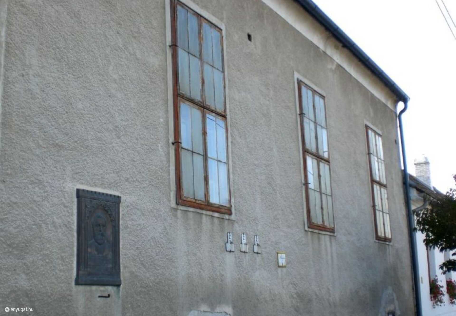 A szerény homlokzat nem is sejteti, mi van odabent.